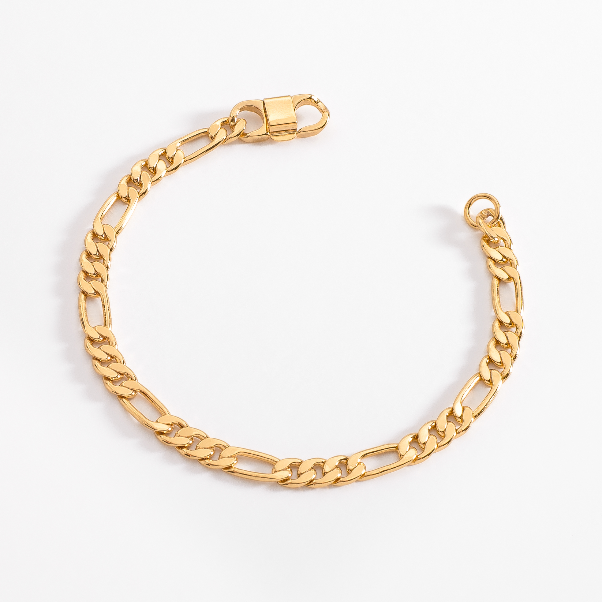 Pulsera en baño de oro de eslabones estilo fígaro, caracterizada por un patrón alternado de eslabones largos y cortos.
-       Pulsera
-        18 cm 
-        Baño de Oro 18k
