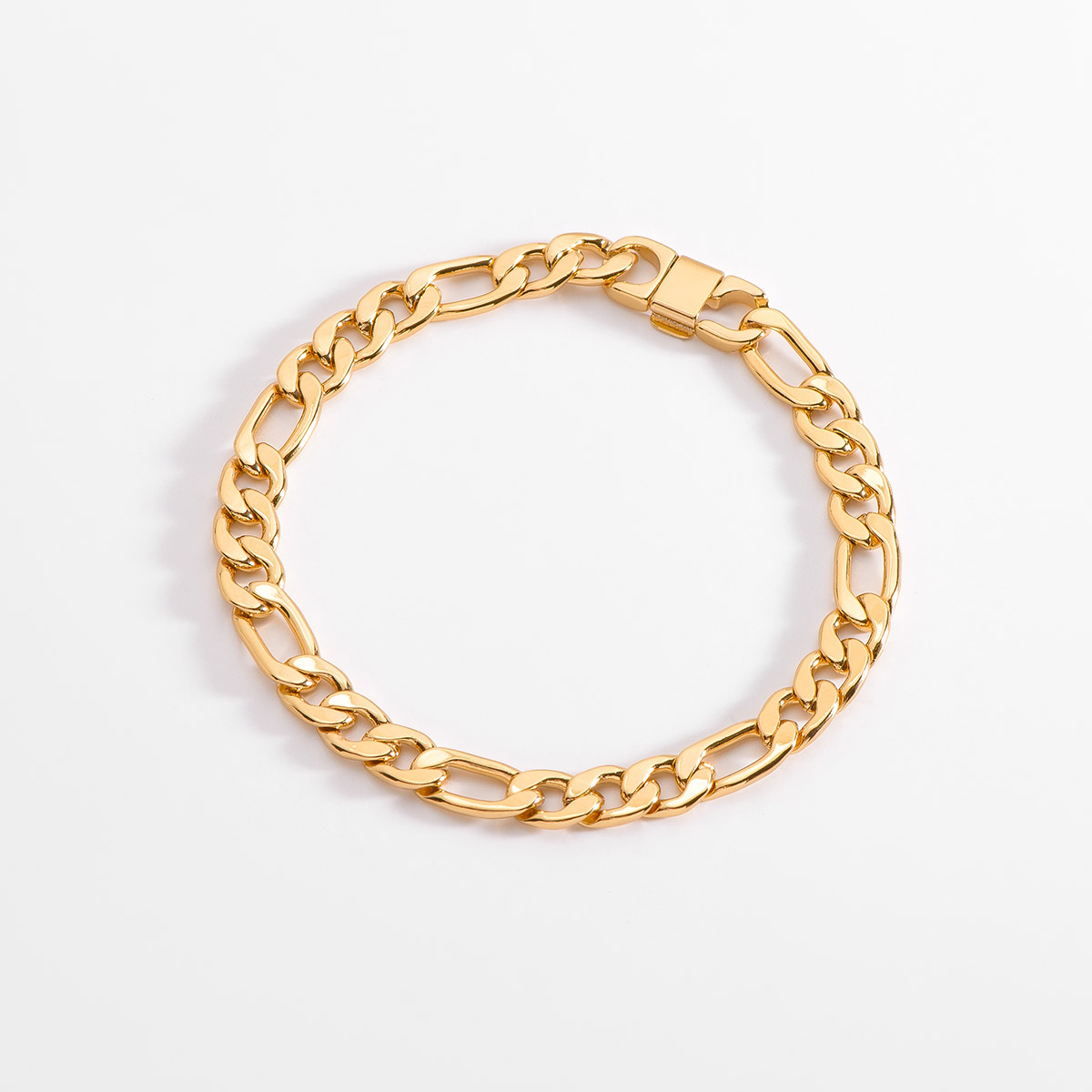 Clásica esclava en baño de oro, con eslabones ovalados entrelazados. Una pieza elegante que se puede llevar en cualquier ocasión.
-        Pulsera
-        21 cm
-        Baño de Oro 18k
