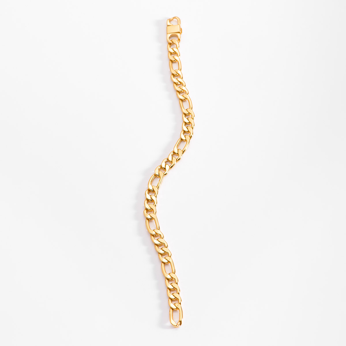 Clásica esclava en baño de oro, con eslabones ovalados entrelazados. Una pieza elegante que se puede llevar en cualquier ocasión.
-        Pulsera
-        21 cm
-        Baño de Oro 18k
