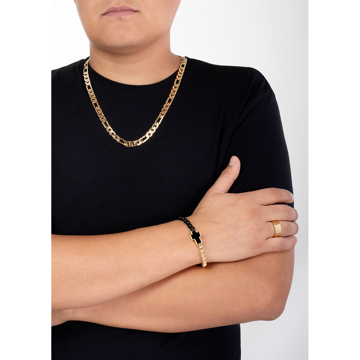 Collar en baño de oro con eslabones tipo Figaro, un diseño moderno y versátil que aporta un toque distintivo a cualquier estilo y realza tus looks.