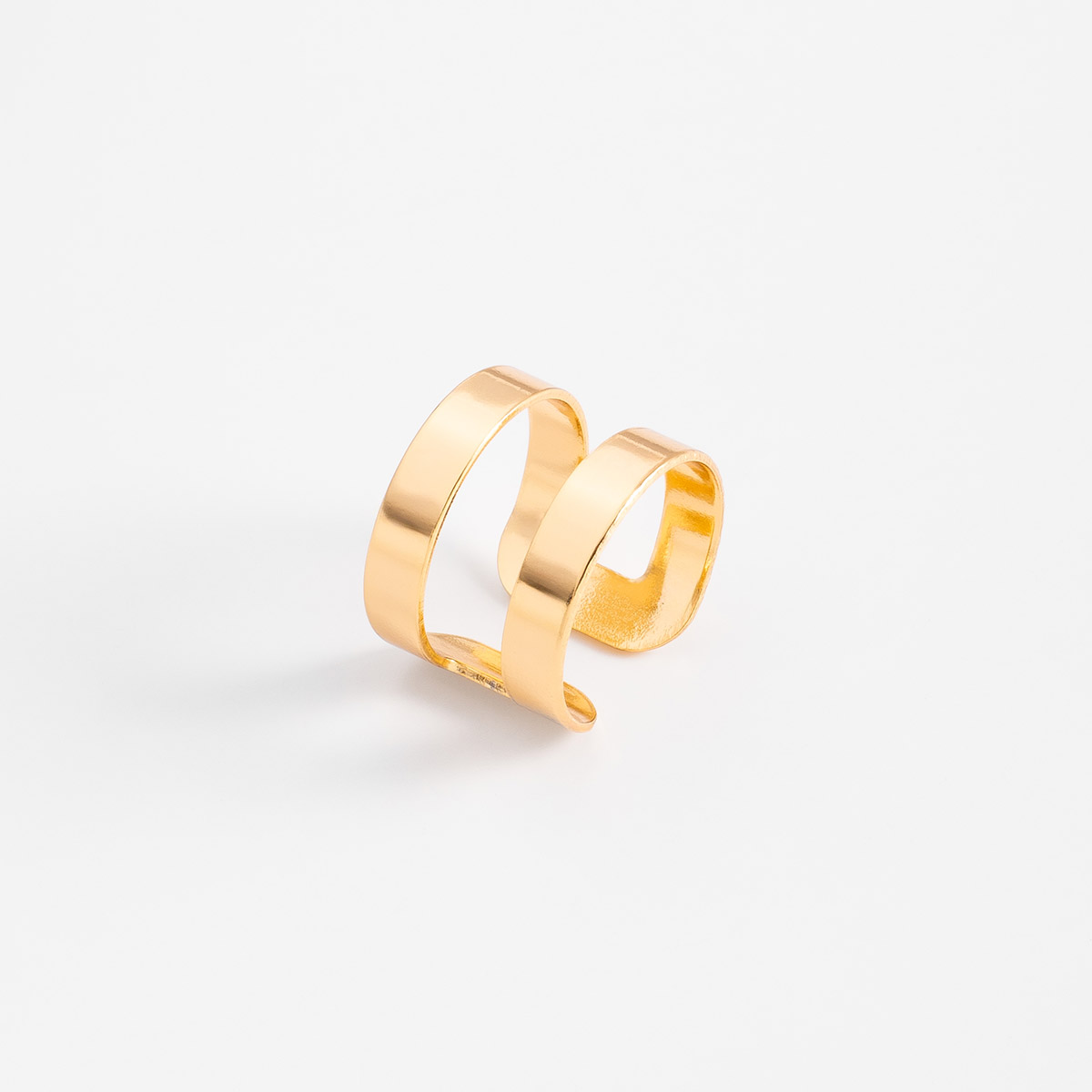 Anillo en baño de oro de doble banda abierta que aporta un matiz moderno y versátil, realzando tu estilo con personalidad en cualquier ocasión.