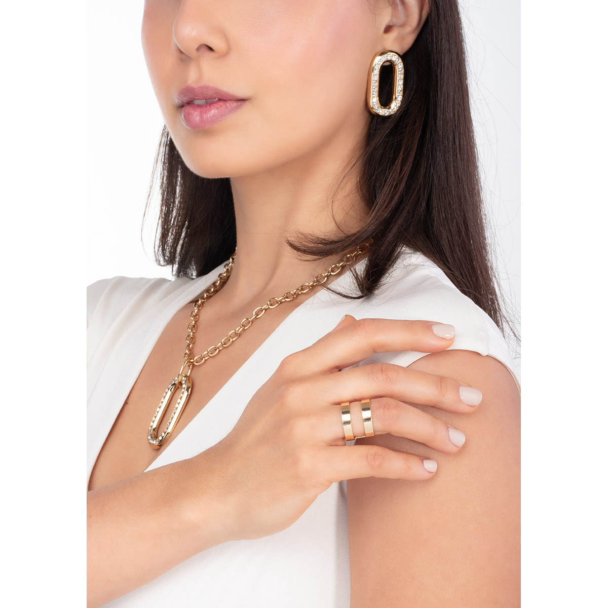 Anillo en baño de oro de doble banda abierta que aporta un matiz moderno y versátil, realzando tu estilo con personalidad en cualquier ocasión.