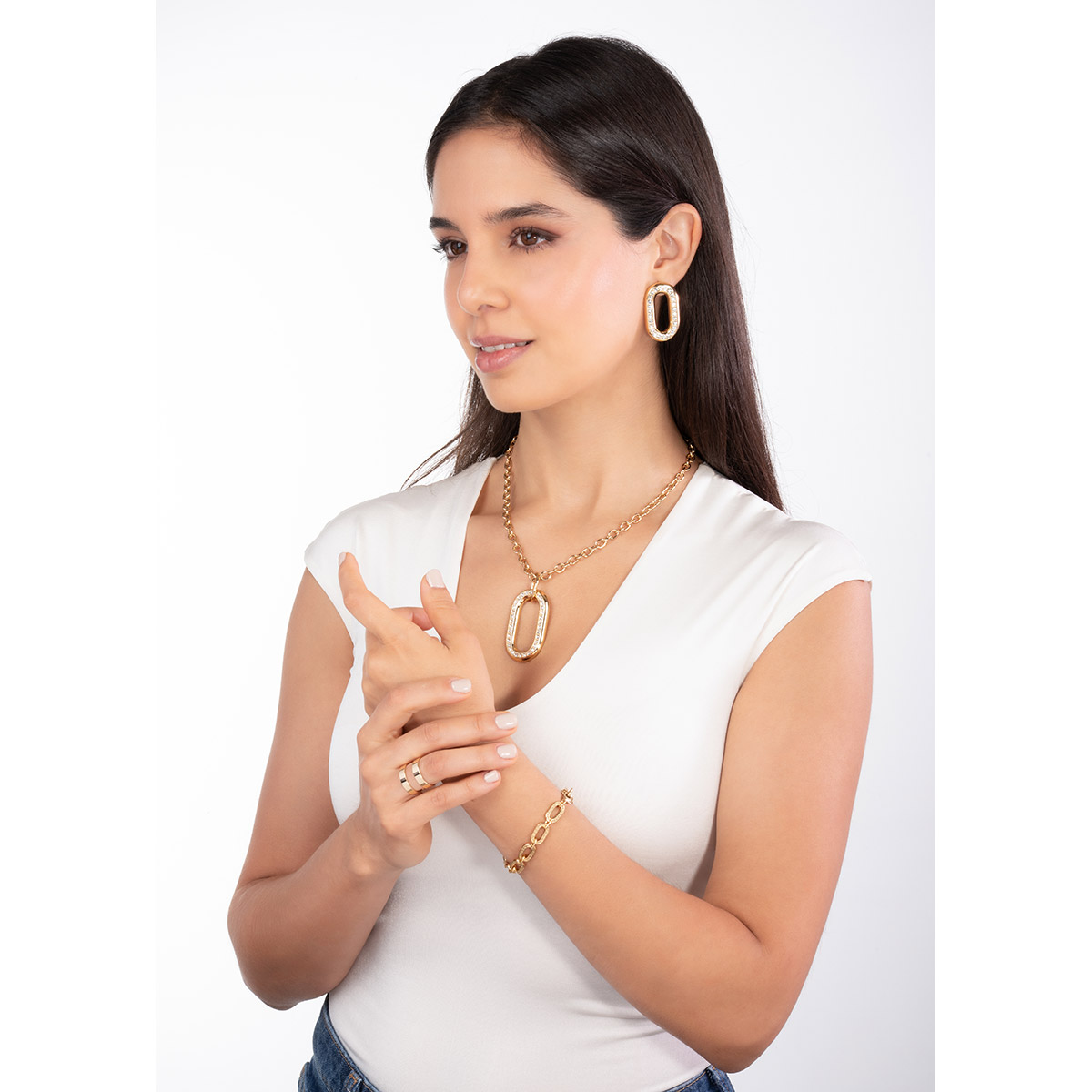 Anillo en baño de oro de doble banda abierta que aporta un matiz moderno y versátil, realzando tu estilo con personalidad en cualquier ocasión.