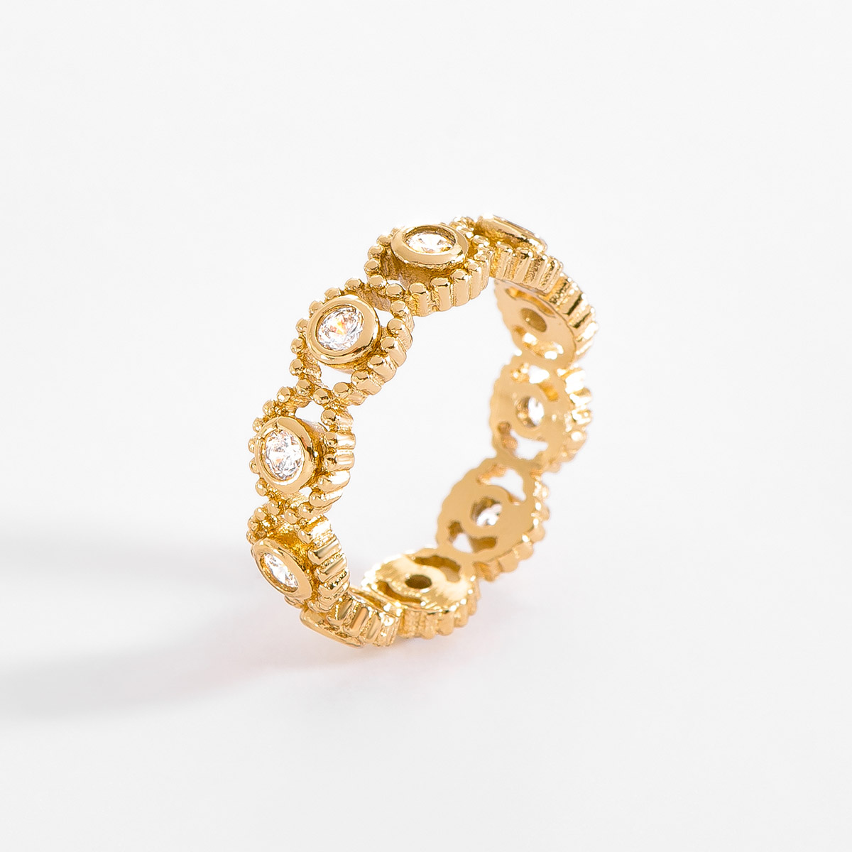 Te presentamos un anillo en baño de oro con diseño de círculos texturizados en un patrón continuo, cada uno con Diamonice en tono cristal.
-        Anillo
-        Medidas del 6 al 9
-        Baño de Oro 18k
-        Diamonice en tono cristal
