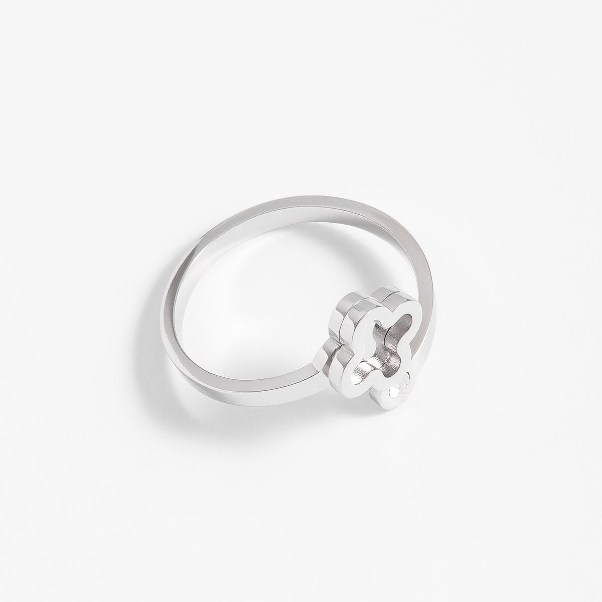 Anillo con diseño abierto, en baño de Platino, con un diseño de flor y una piedra en tono cristal incrustada.
-        Anillo 
-        Medida ajustable
-        Baño de Platino
-        Piedras en tono cristal
