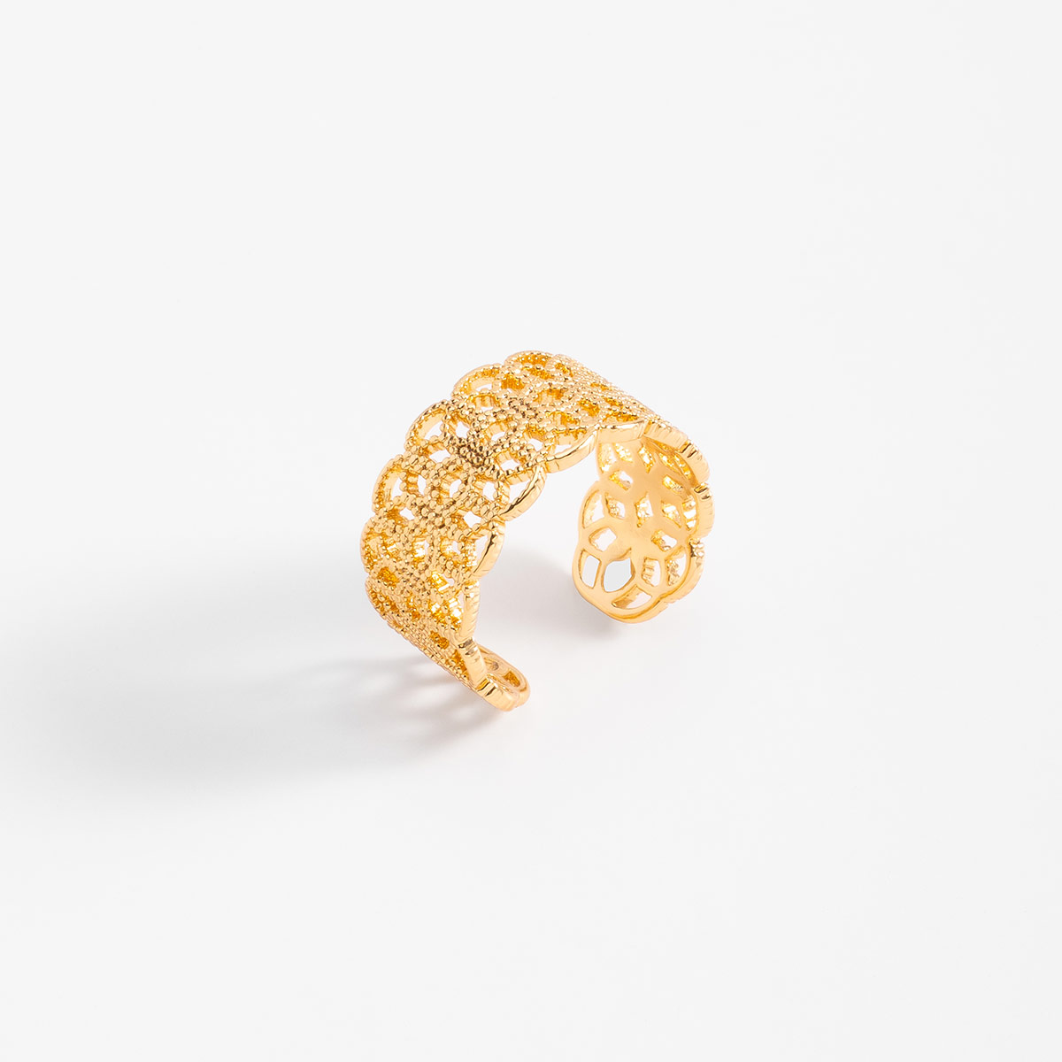 Anillo ajustable en baño de oro cuya textura calada aporta un toque distintivo y sofisticado que realza cualquier estilo personal.