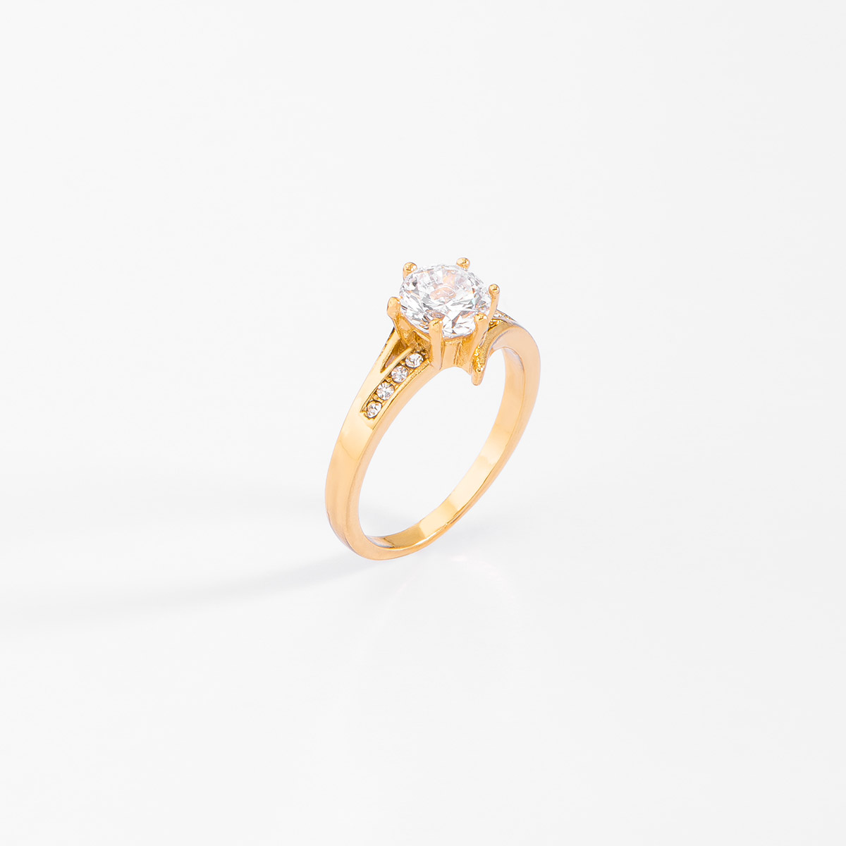 Nuestra exclusiva piedra Diamonice representa la máxima belleza en este sofisticado anillo en baño de oro 18k, con una deslumbrante piedra al centro, acompañada de pequeñas piedras Diamonice a los lados, en tono cristal. Combínalo con tu collar y aretes.
-        Anillo
-        Medidas del 6 al 9
-        Baño de Oro 18k
-        Diamonice en tono cristal 
