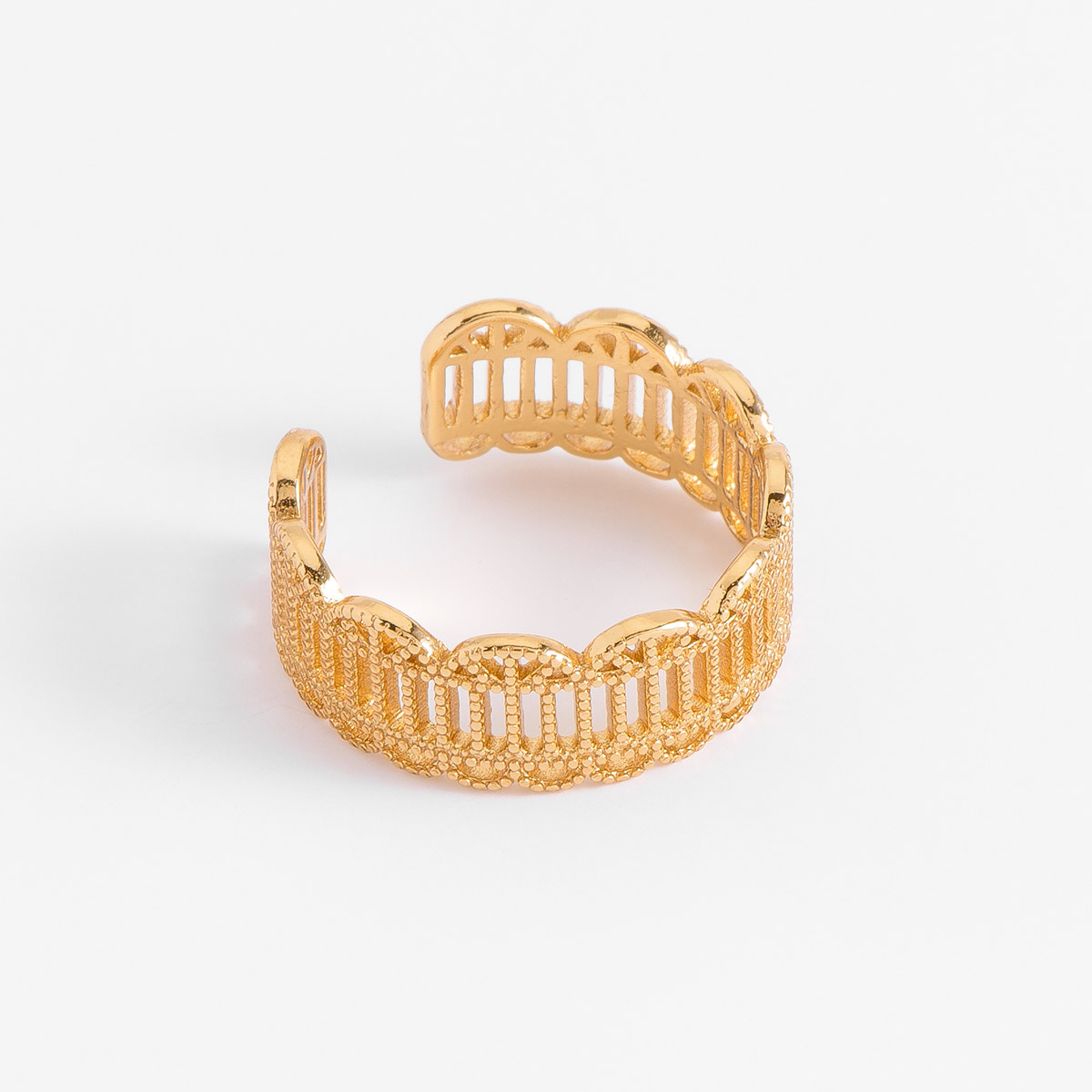 Diseño y texturas se combinan en este hermoso anillo en baño de oro ajustable; líneas que envuelven al anillo en acabado texturizado. 
-        Anillo
-        Medida ajustable
-        Baño de Oro 18k
