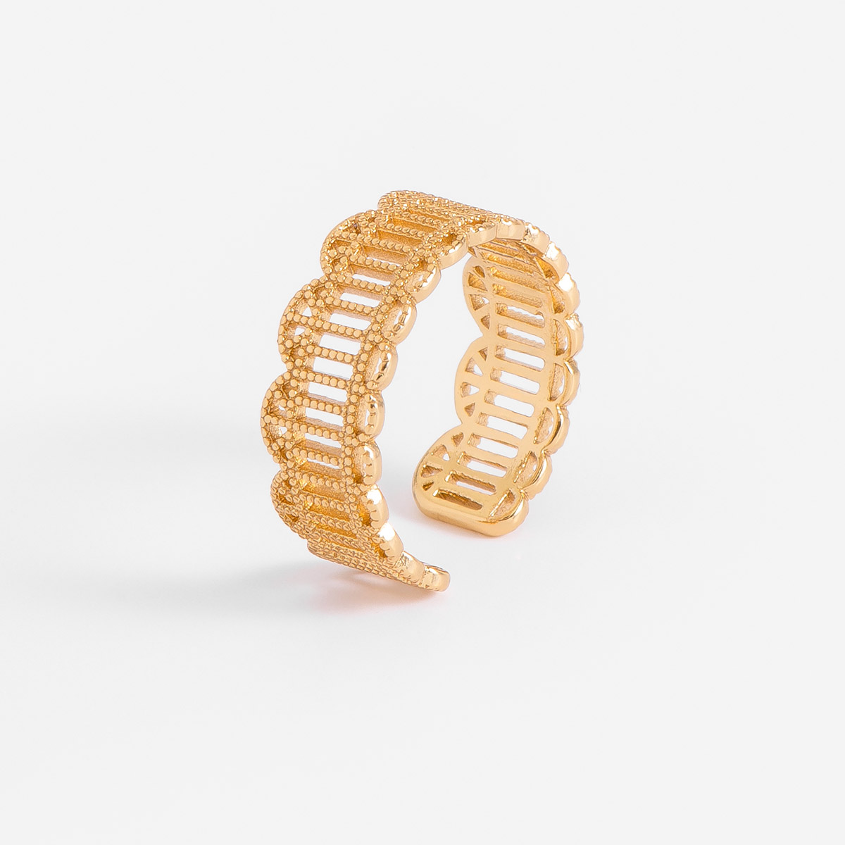 Diseño y texturas se combinan en este hermoso anillo en baño de oro ajustable; líneas que envuelven al anillo en acabado texturizado. 
-        Anillo
-        Medida ajustable
-        Baño de Oro 18k
