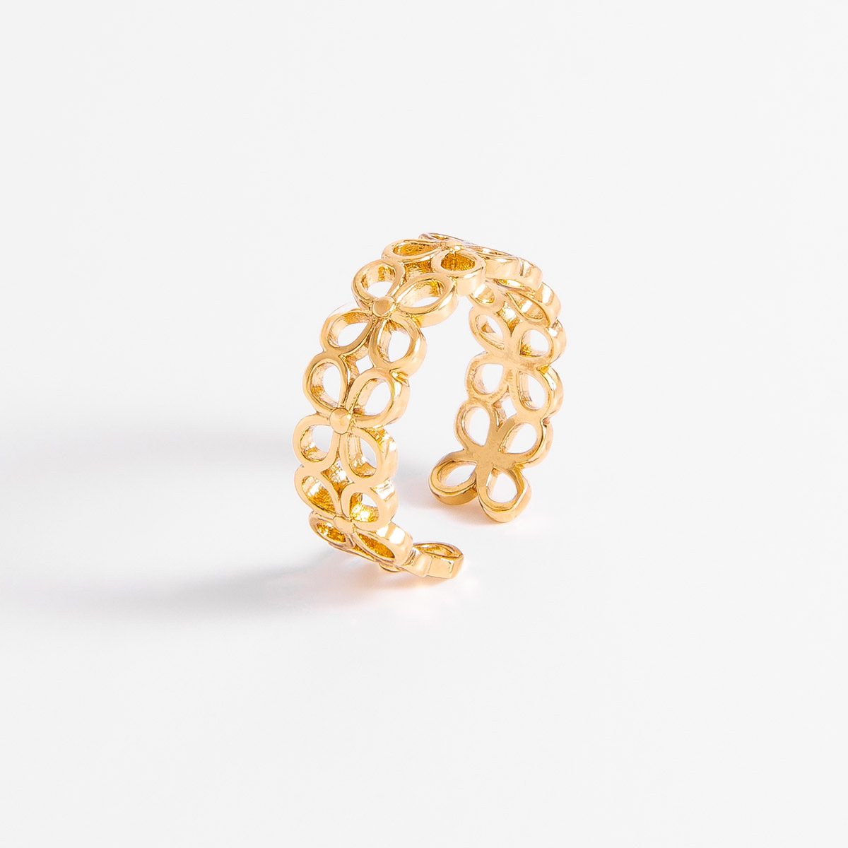 Anillo realizado con siluetas de flores en baño de oro.
-        Anillo
-        Medida ajustable
-        Baño de Oro 18k