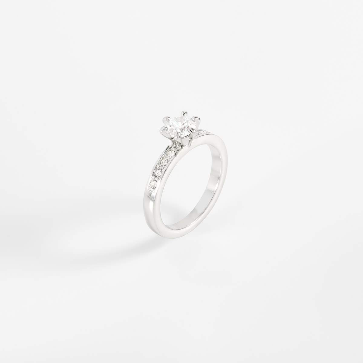 Anillo en baño de rodio con piedra Diamonice y toque brillante