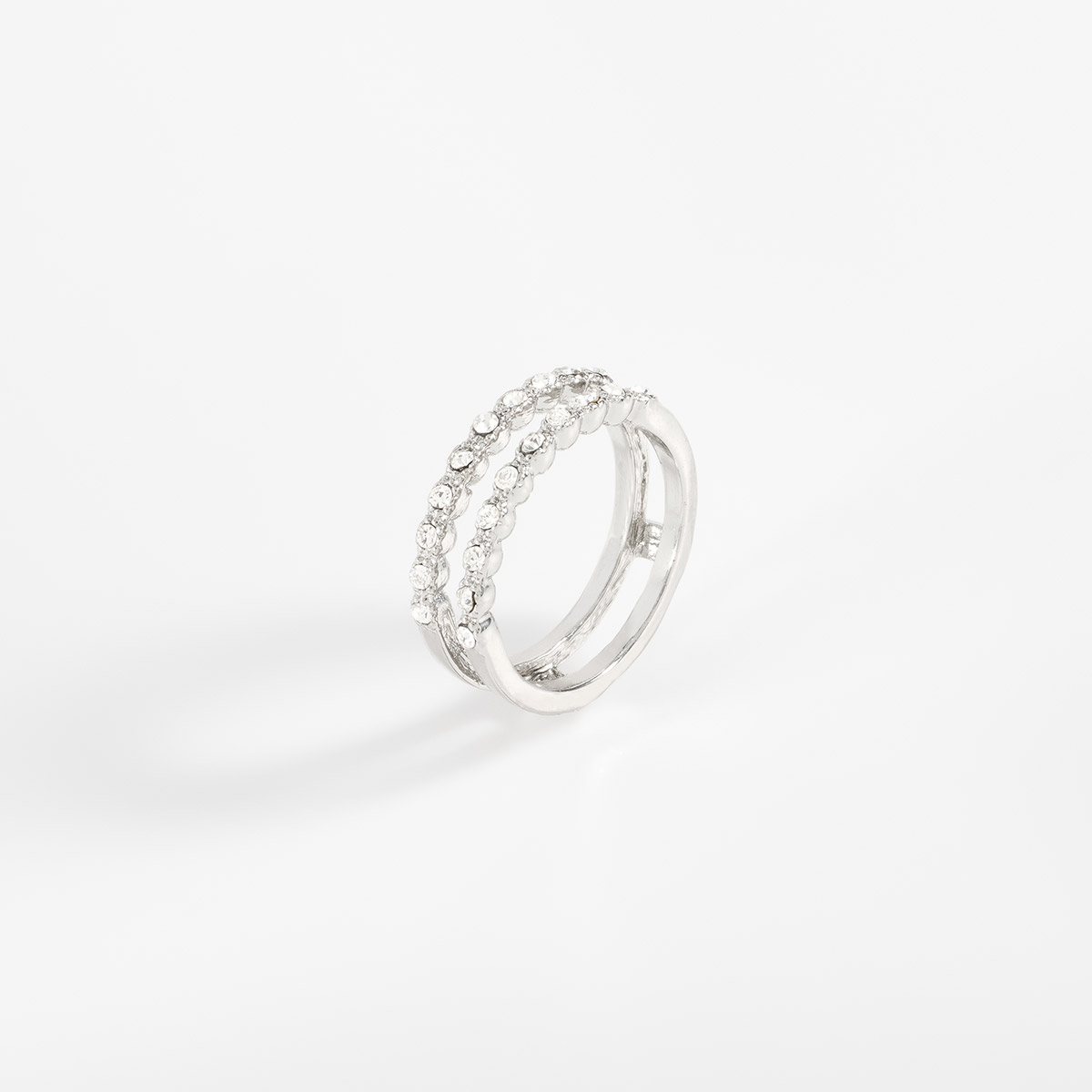 Anillo en baño de rodio piedras en tono cristal diseño moderno