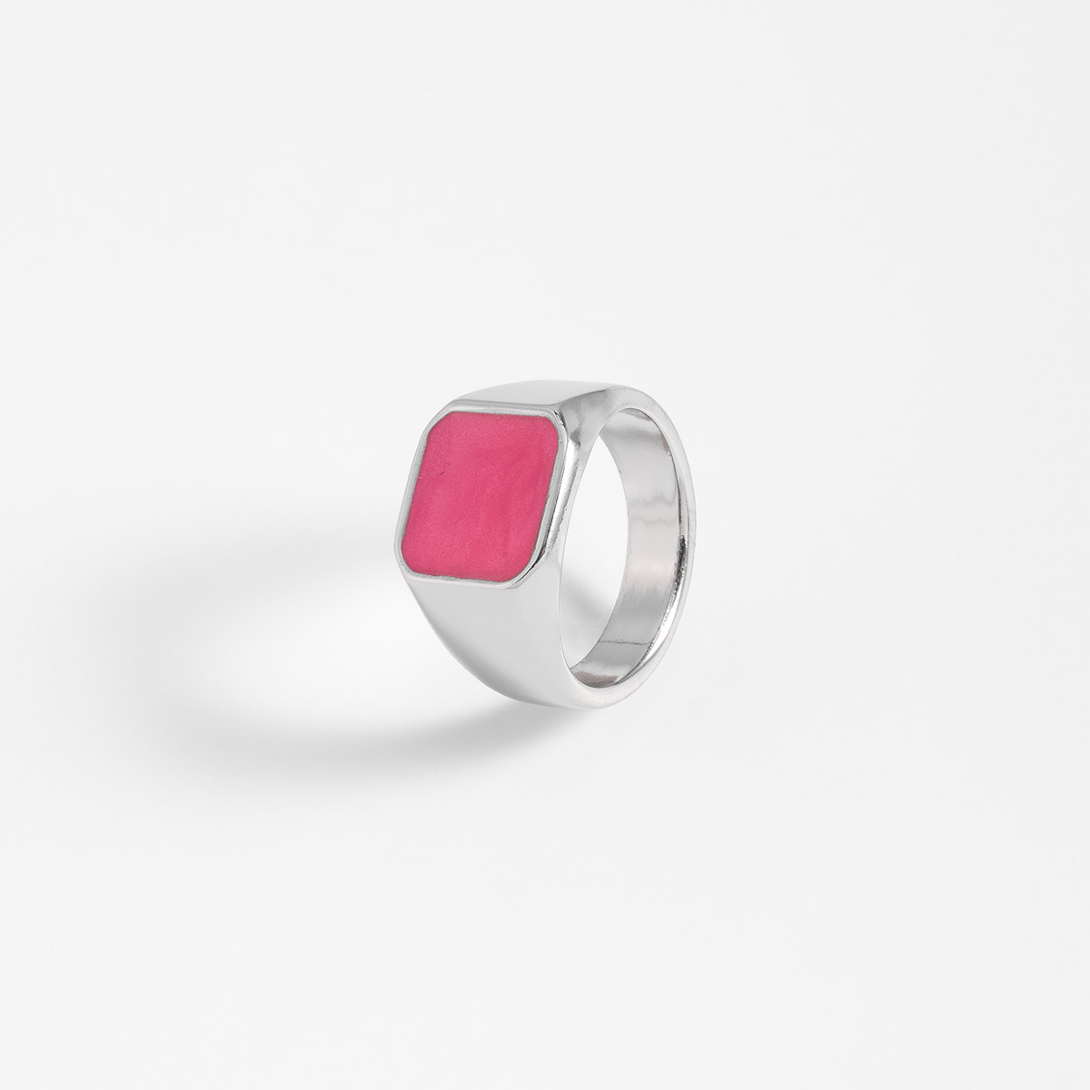 Rhodium plated ring with a square fuchsia center, a contemporary piece that adds a modern and bold touch to any look.