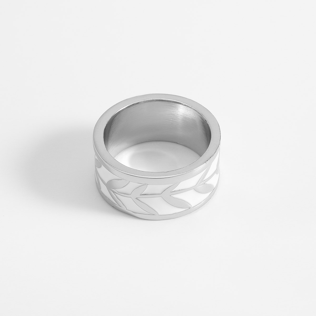 Anillo ancho en baño de rodio con diseño de hojas caladas
