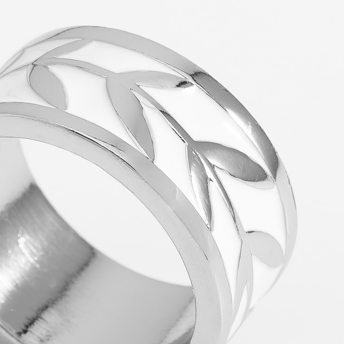 Anillo ancho en baño de rodio con diseño de hojas caladas