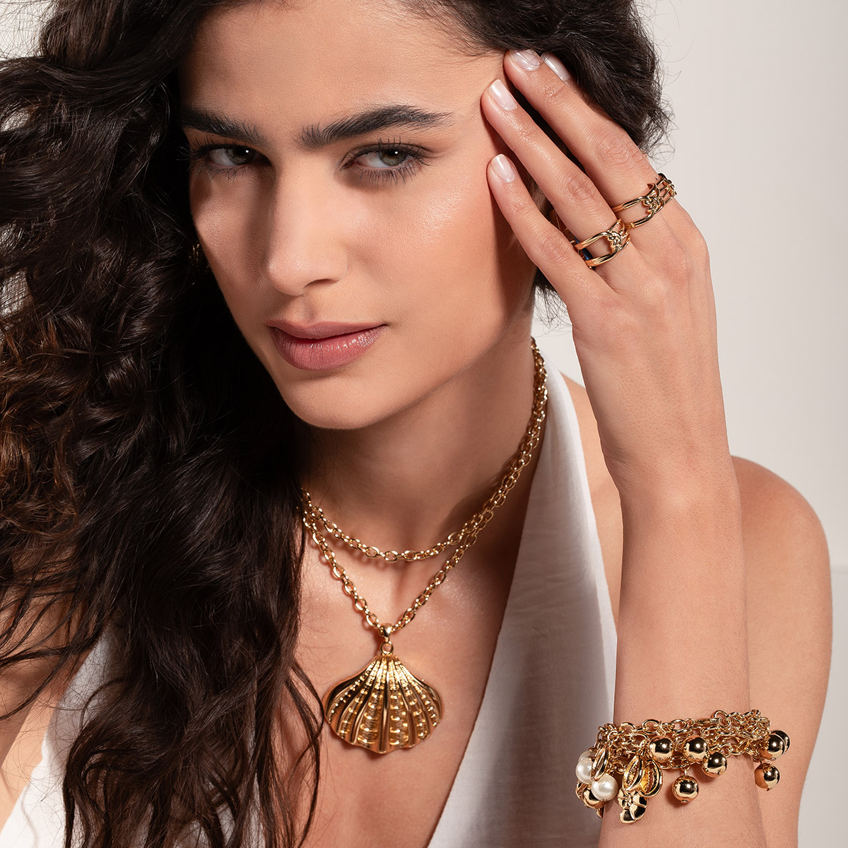 Anillo abierto en baño de oro diseño de líneas entrelazadas
