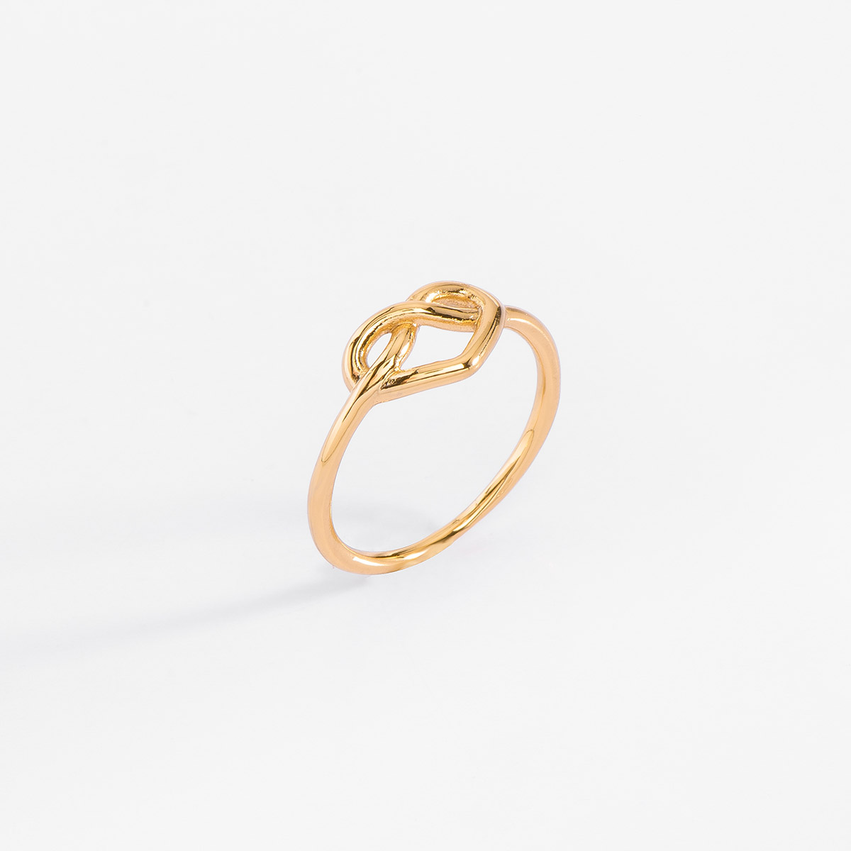 Bonito anillo en baño de oro 18k, con un diseño entrelazado que finaliza formando un corazón.
-        Anillo 
-        Medidas del 6 al 9
-        Baño de Oro 18k
