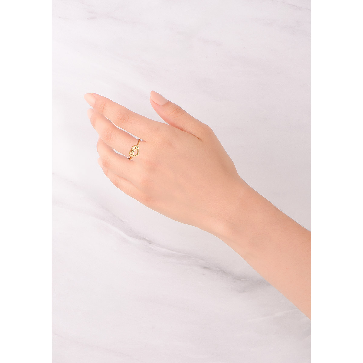 Bonito anillo en baño de oro 18k, con un diseño entrelazado que finaliza formando un corazón.
-        Anillo 
-        Medidas del 6 al 9
-        Baño de Oro 18k
