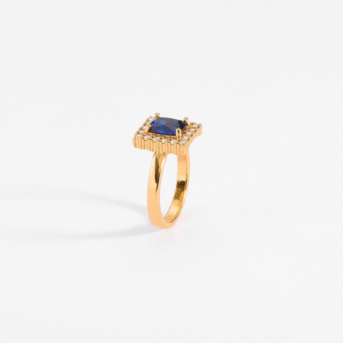 Anillo en baño de oro con piedra diamonice en tono cristal y azul 