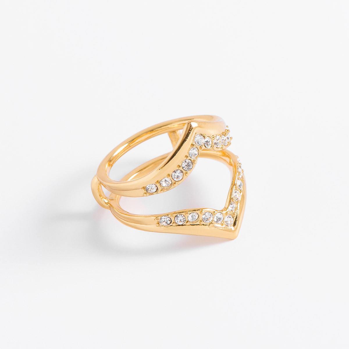 Elegante anillo en baño de oro 18k, con un diseño único en forma de rombo con incrustaciones de piedras en tono cristal en ambos lados, cuenato un espacio al centro para que puedas combinarlo con otro anillos para un look de mayor impacto. 
-        Anillo
-        Medidas del 6 al 9
-        Baño de Oro 18k
-        Piedras en tono cristal
