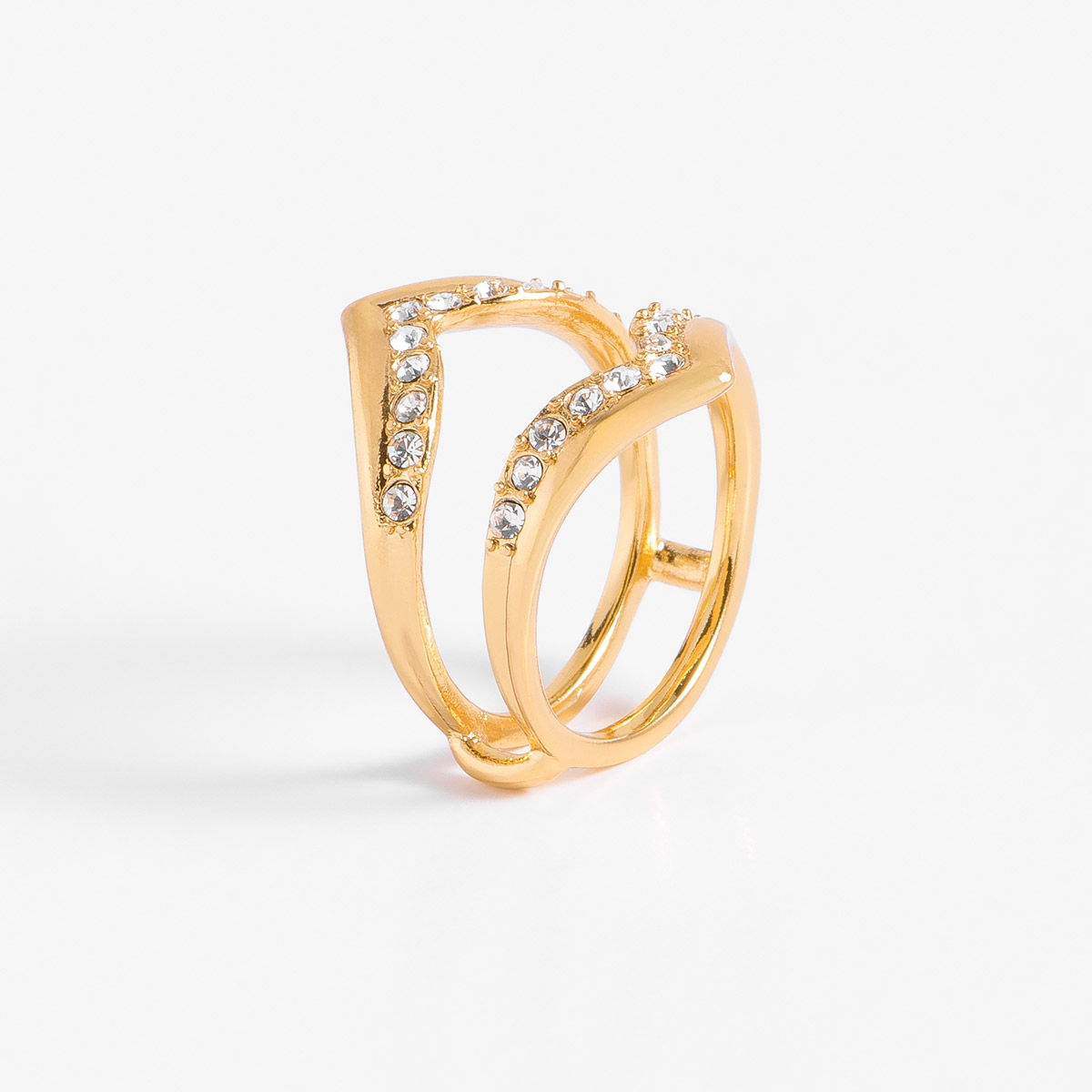 Elegante anillo en baño de oro 18k, con un diseño único en forma de rombo con incrustaciones de piedras en tono cristal en ambos lados, cuenato un espacio al centro para que puedas combinarlo con otro anillos para un look de mayor impacto. 
-        Anillo
-        Medidas del 6 al 9
-        Baño de Oro 18k
-        Piedras en tono cristal
