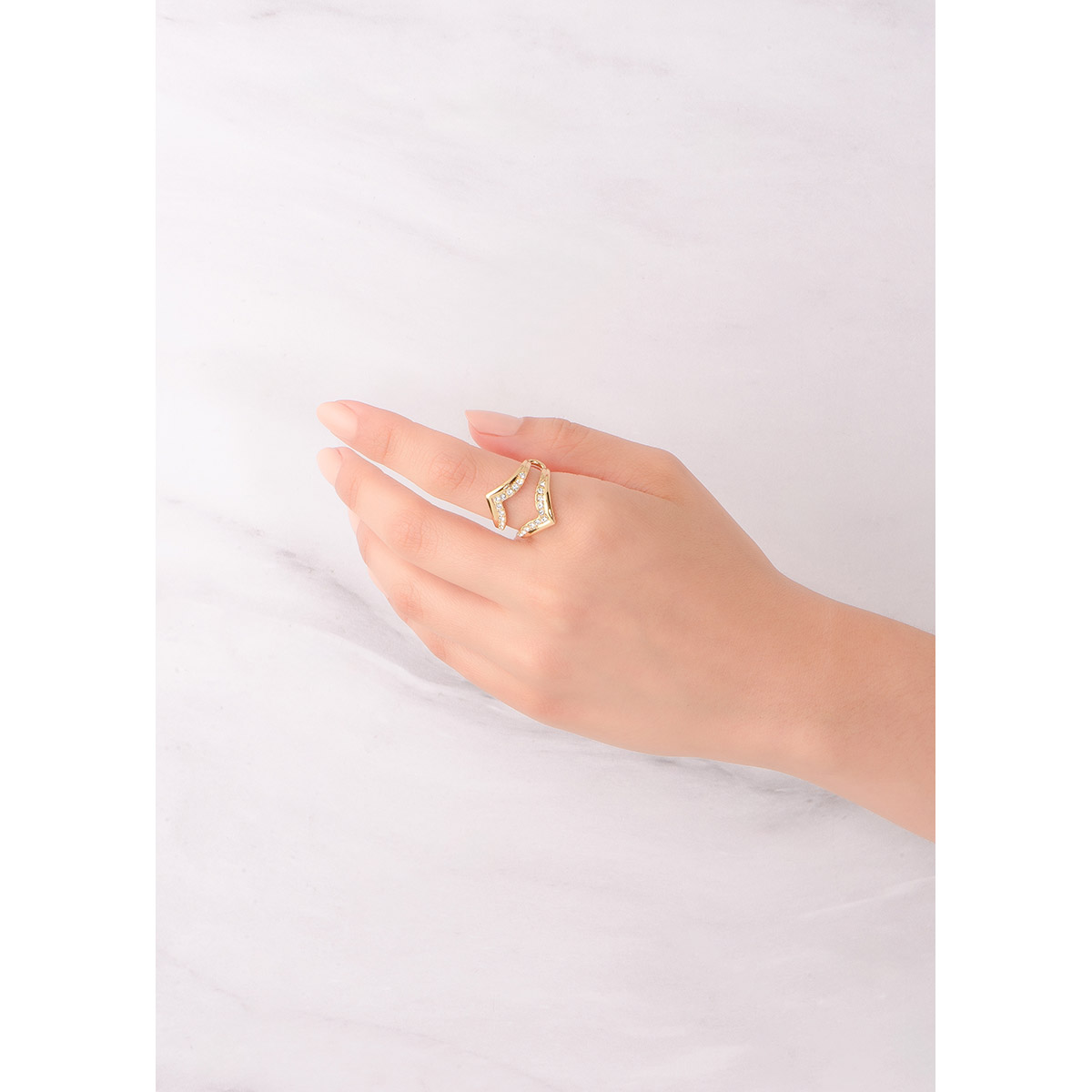 Elegante anillo en baño de oro 18k, con un diseño único en forma de rombo con incrustaciones de piedras en tono cristal en ambos lados, cuenato un espacio al centro para que puedas combinarlo con otro anillos para un look de mayor impacto. 
-        Anillo
-        Medidas del 6 al 9
-        Baño de Oro 18k
-        Piedras en tono cristal
