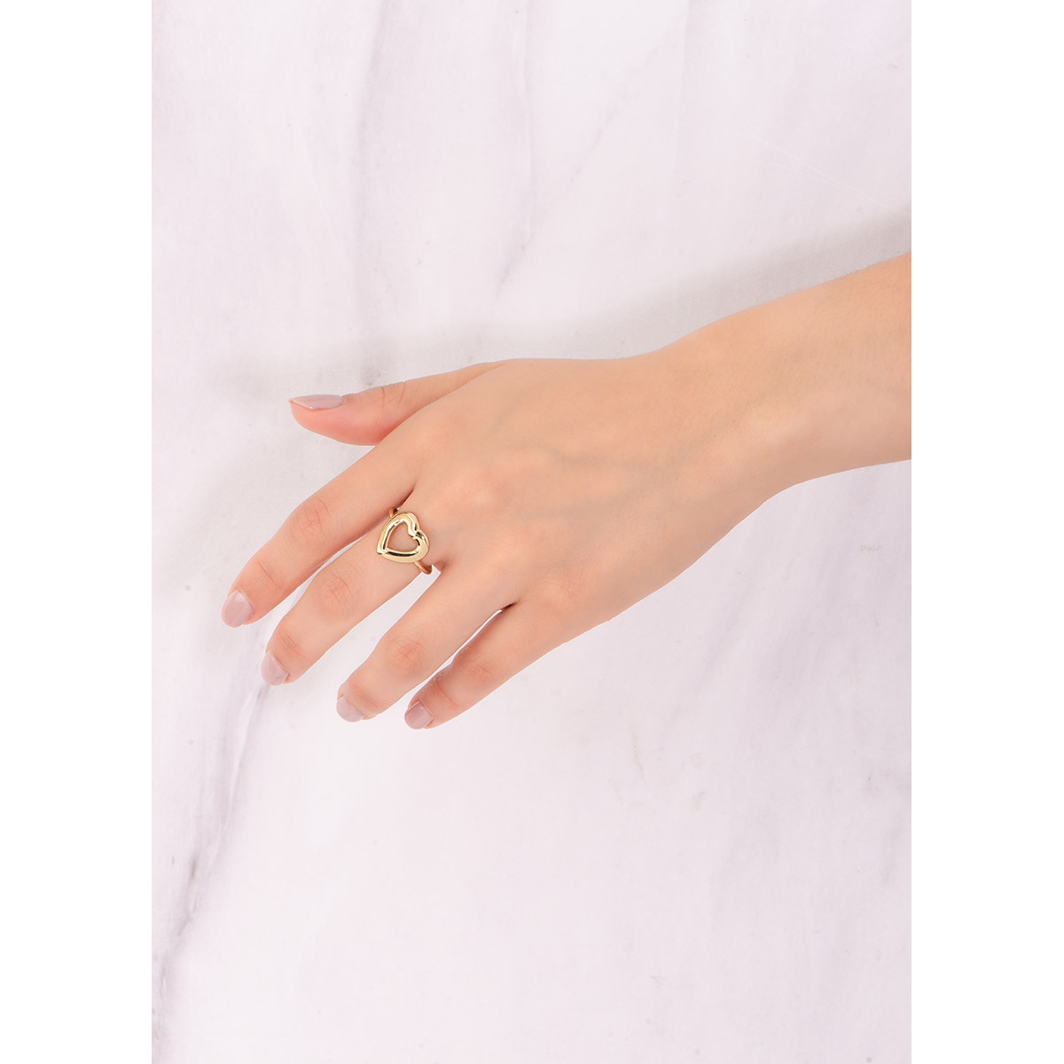 Anillo Dorado de Corazón Diseño Moderno y Elegante