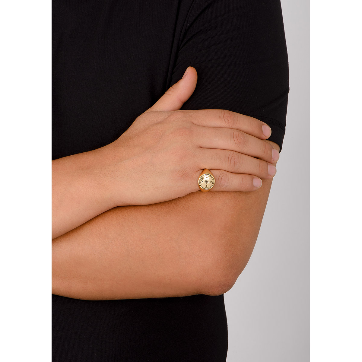 Anillo con diseño de brújula que resalta los puntos cardinales (N, S, E, O), bañado en oro y esmaltado en tono negro. Combínalo con el collar del mismo set.
-        Anillo
-        Medidas del 9 al 12
-        Baño de Oro 18k
-        Esmalte en tono negro
