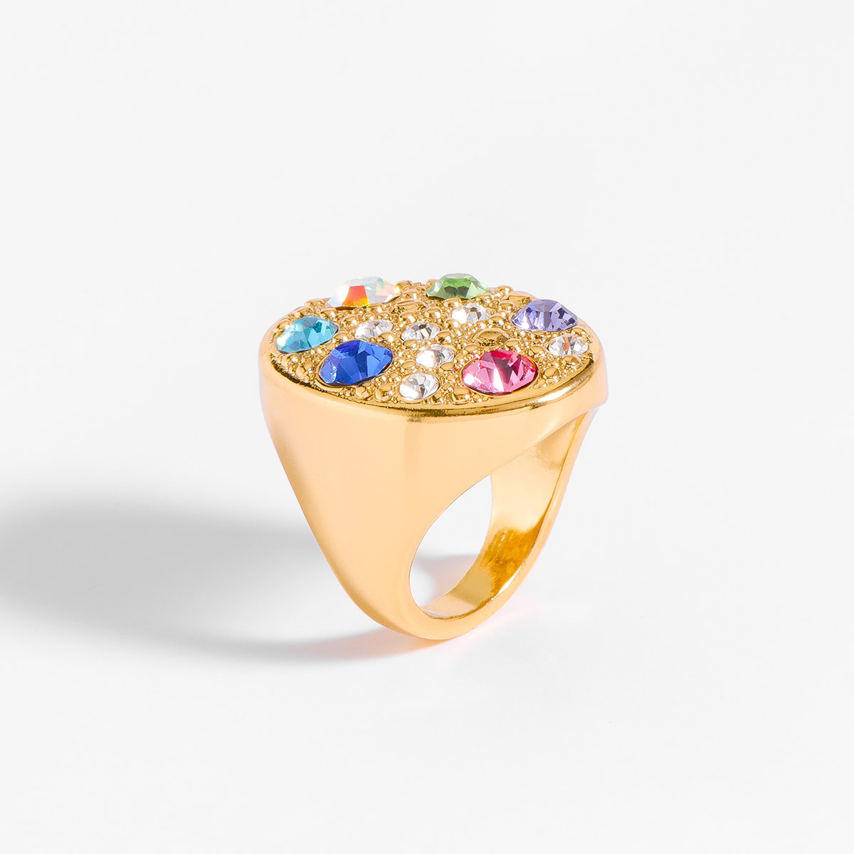 Impresionante anillo en baño de oro 18k, de diseño ovalado, incrustado de vivaces piedras en diferentes tonos; cristal, zafiro, verde claro, aqua y rosa.
-        Anillo
-        Medidas del 6 al 9
-        Baño de Oro 18k
-        Piedras en tono cristal, zafiro, verde claro, aqua y rosa.
