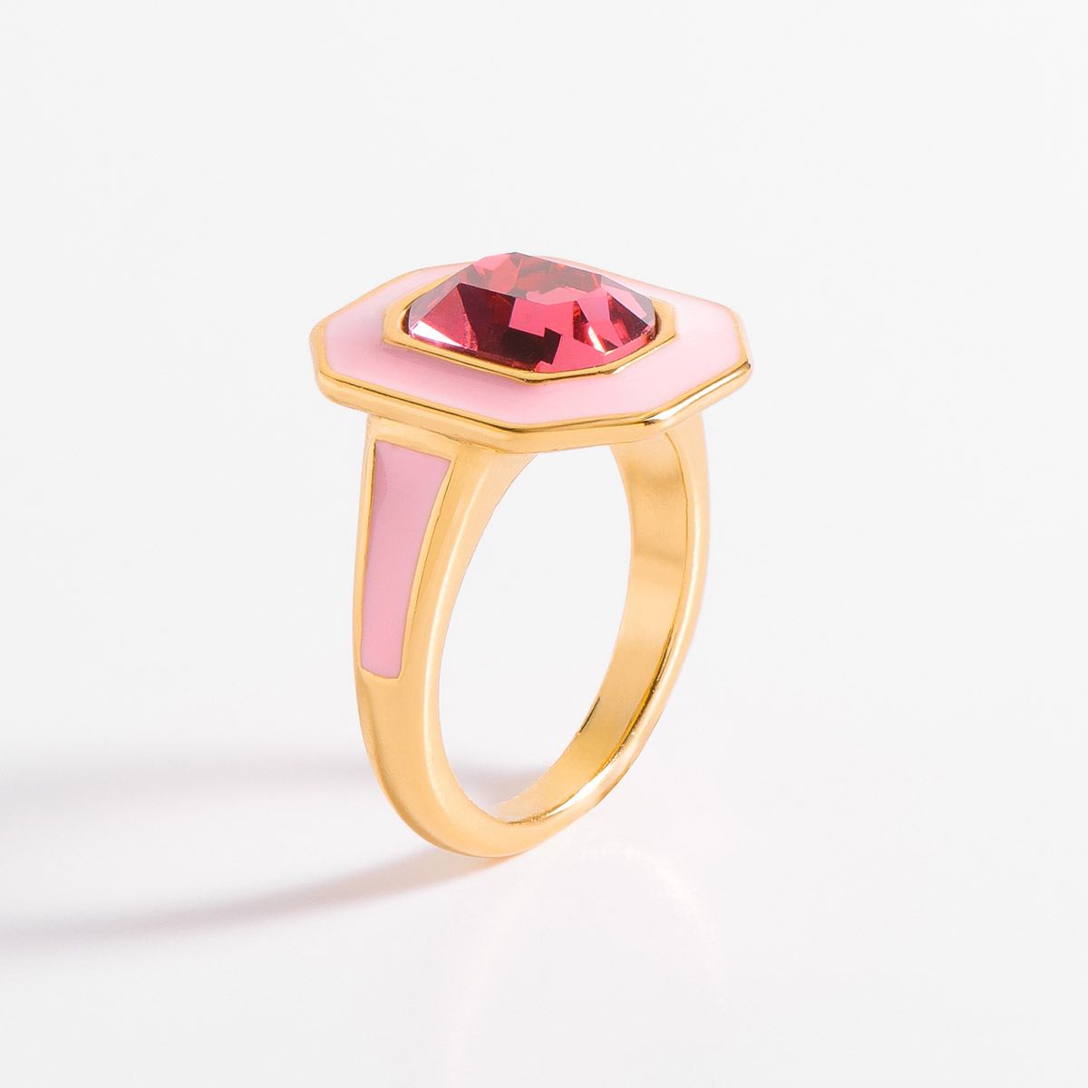 Añade un toque coqueto a tu look con nuestro anillo en baño de oro 18k,  con una piedra en tono fucsia al centro y rodeada por un bisel en esmalte rosa. Combínala con tu set de collar, pulsera y aretes.
-        Anillo
-        Medidas del 6 al 9
-       Baño de Oro 18k
-        Piedra en tono fucsia
-        Esmalte en tono rosa.
