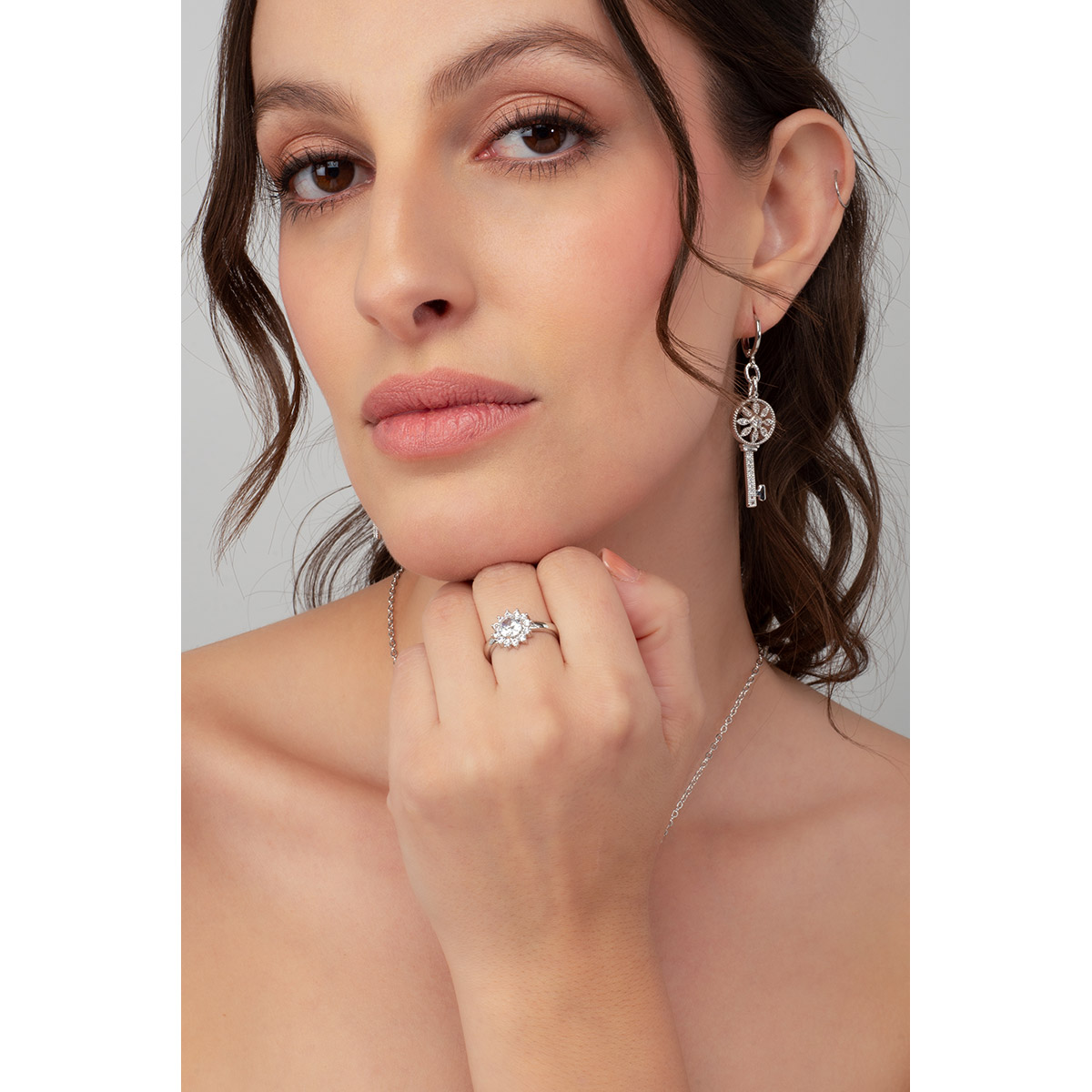 Anillo en baño de platino, con una piedra  Diamonice™ al centro en tono cristal, rodeada de más  Diamonice™ pequeños. Complementa el resplandor perfecto con collar, aretes y pulsera.
-        Anillo
-        Medidas 6, 7,8 y 9
-        Baño de Platino
-         Diamonice™ en tono cristal