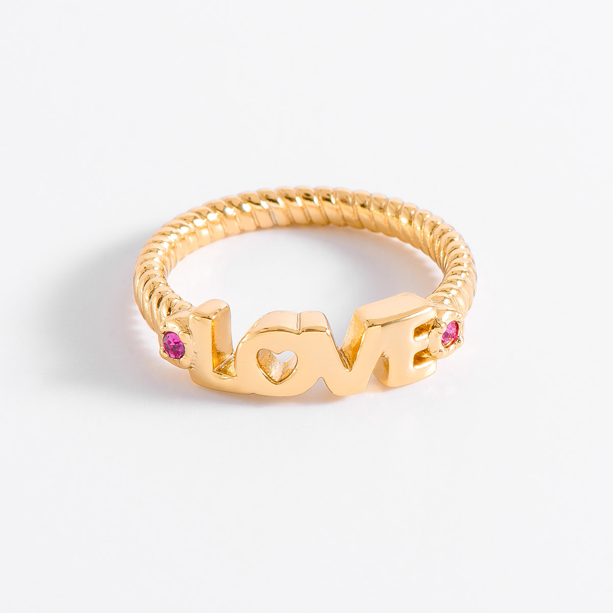 Coqueto anillo con la palabra “LOVE” en baño de oro, incrustado con dos piedras en tono fucsia. Combina tu set de collar y pulsera
-        Anillo
-        Medidas del 6 al 9 
-        Baño de Oro 18k
-        Piedras en tono fucsia
