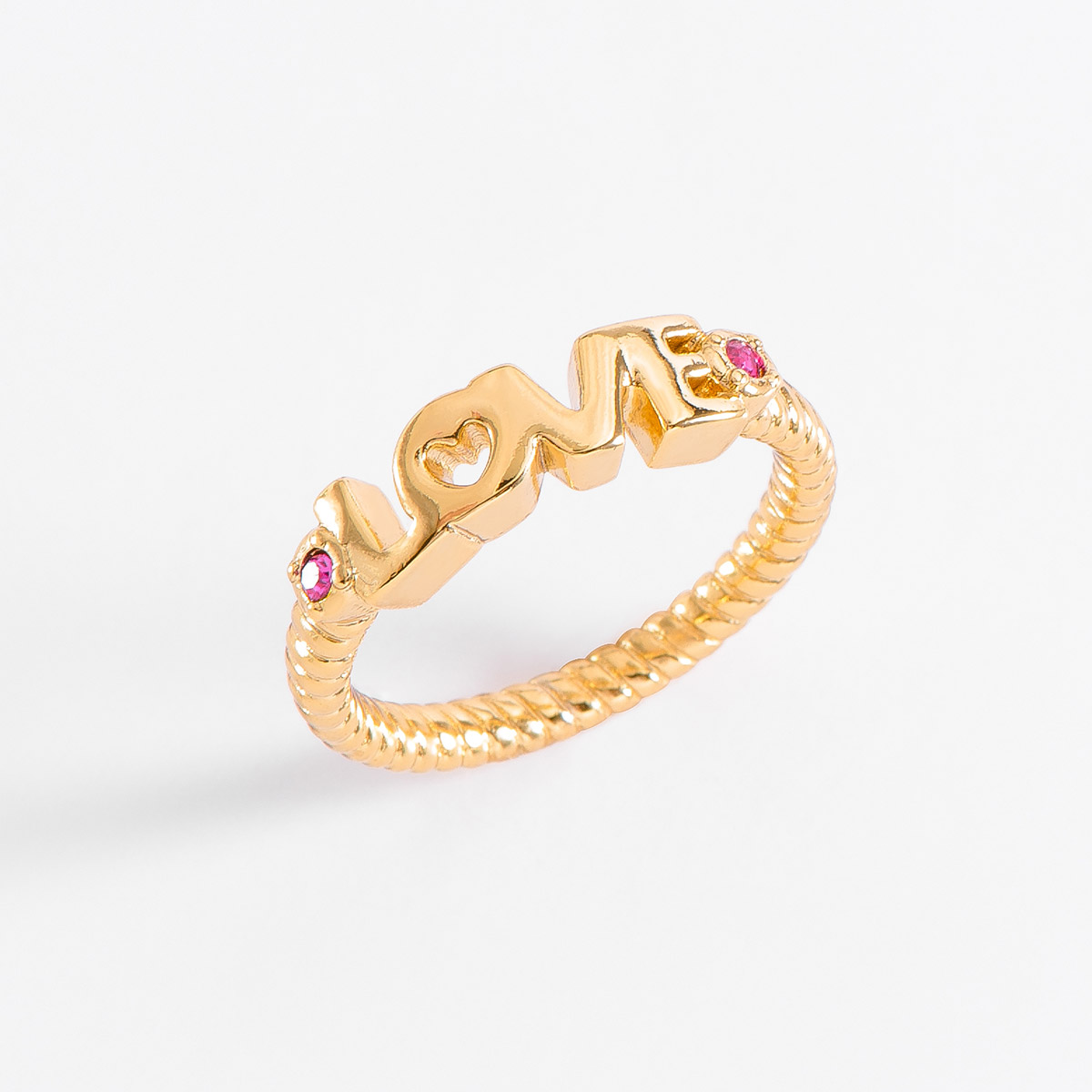 Coqueto anillo con la palabra “LOVE” en baño de oro, incrustado con dos piedras en tono fucsia. Combina tu set de collar y pulsera
-        Anillo
-        Medidas del 6 al 9 
-        Baño de Oro 18k
-        Piedras en tono fucsia
