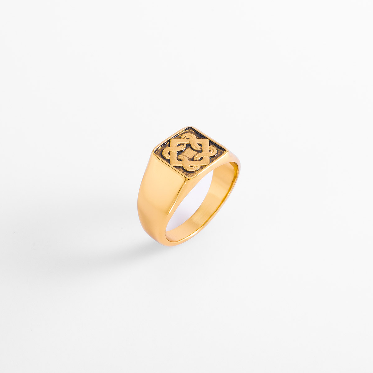 Anillo en baño de oro con diseño en tono negro