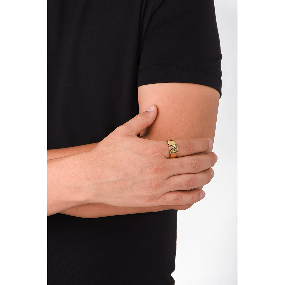 Anillo en baño de oro con diseño en tono negro