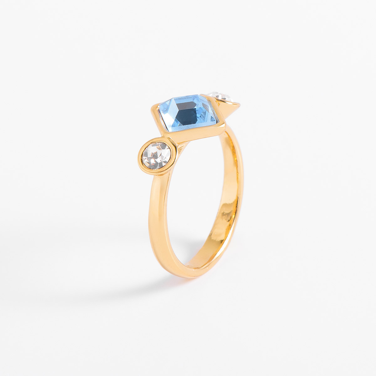 Versátil anillo bañado en oro 18k, con una piedra en forma de rombo en tono azul claro, incrustada de dos piedras circulares en tono cristal a los lados. Combínalo con tu collar, pulsera y aretes del mismo tono. Para un look de mayor impacto, combinalo con el anillo 324066.
-        Anillo 
-        Medidas del 6 al 9
-        Baño de Oro 18k
-        Piedra en tono azul claro y cristal
