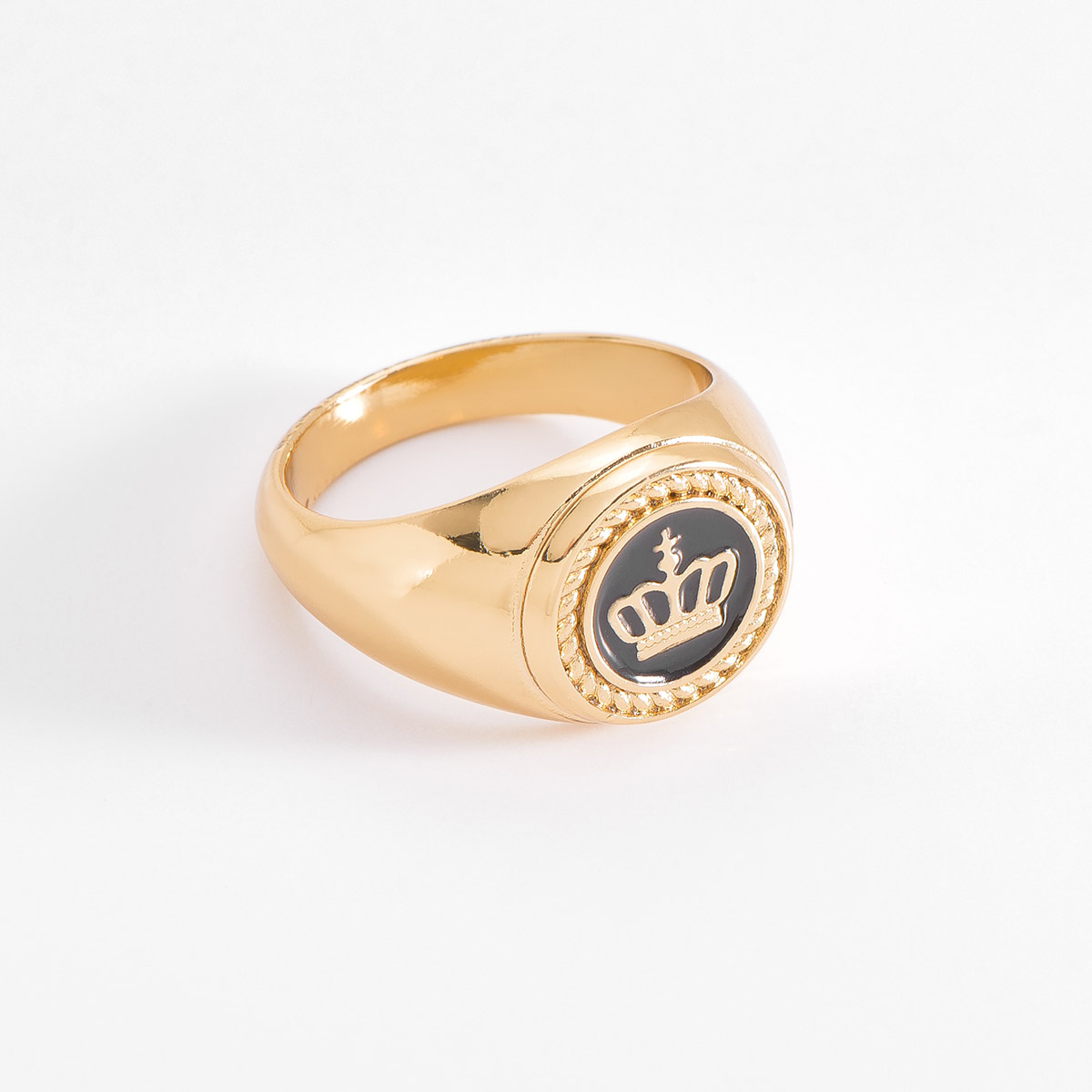 Anillo en baño de oro con una corona de esmalte negro engastada en un diseño circular.
-        Anillo
-        Medidas del 6 al 12 
-        Baño de Oro 18k
-        Esmalte en tono negro
