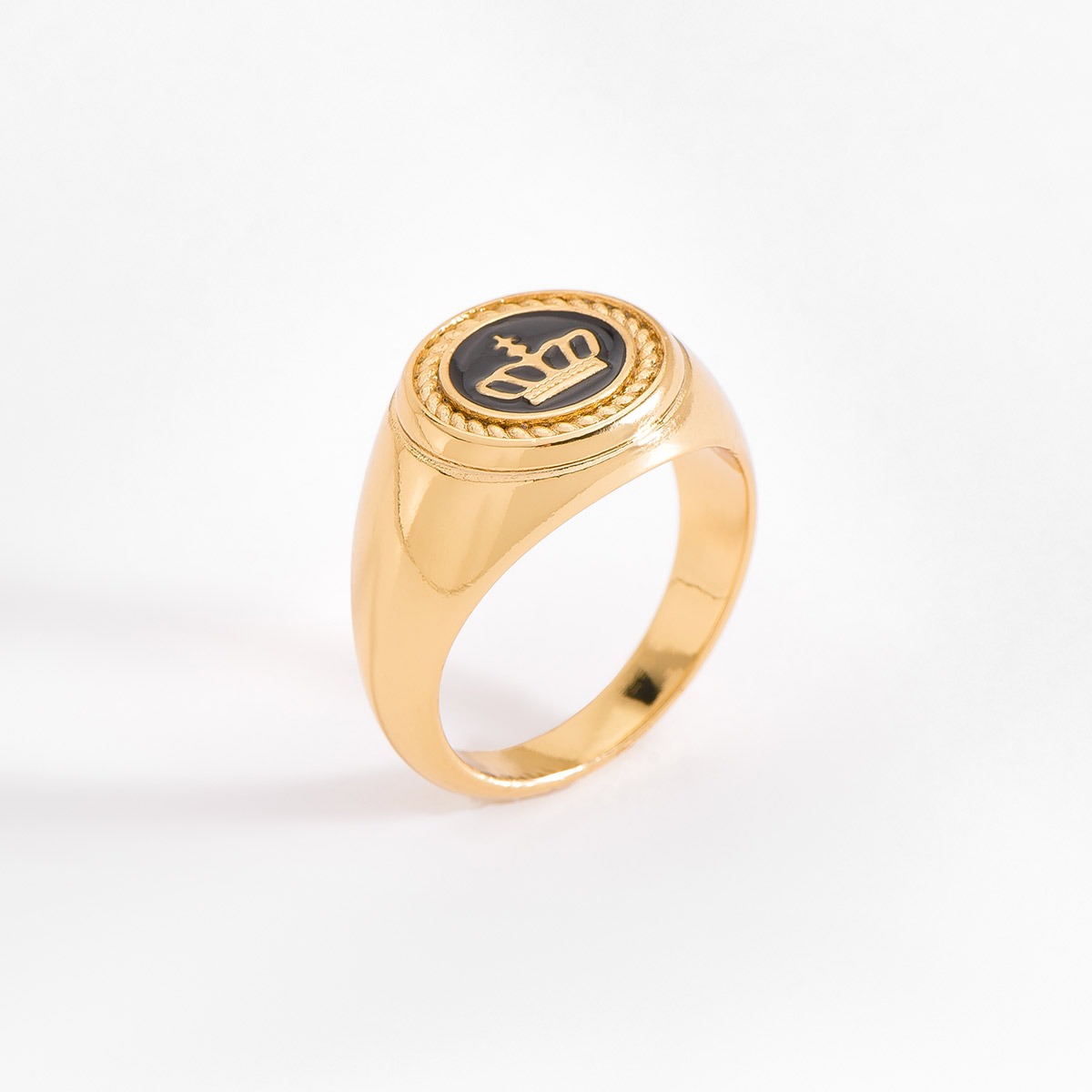 Anillo en baño de oro con una corona de esmalte negro engastada en un diseño circular.
-        Anillo
-        Medidas del 6 al 12 
-        Baño de Oro 18k
-        Esmalte en tono negro
