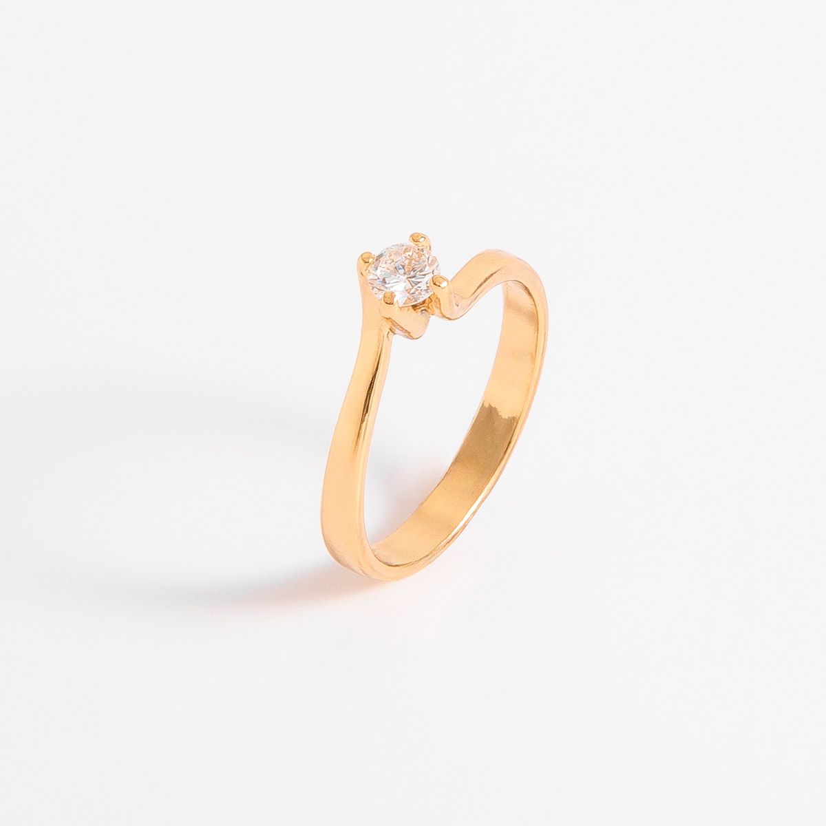 Anillo en baño de oro, con un diseño clásico que envuelve una piedra  Diamonice en tono cristal al centro. Combínalo con tu collar y aretes.
-        Anillo
-        Medidas del 5 al 9
-        Baño de Oro 18k
-         Diamonice en tono cristal