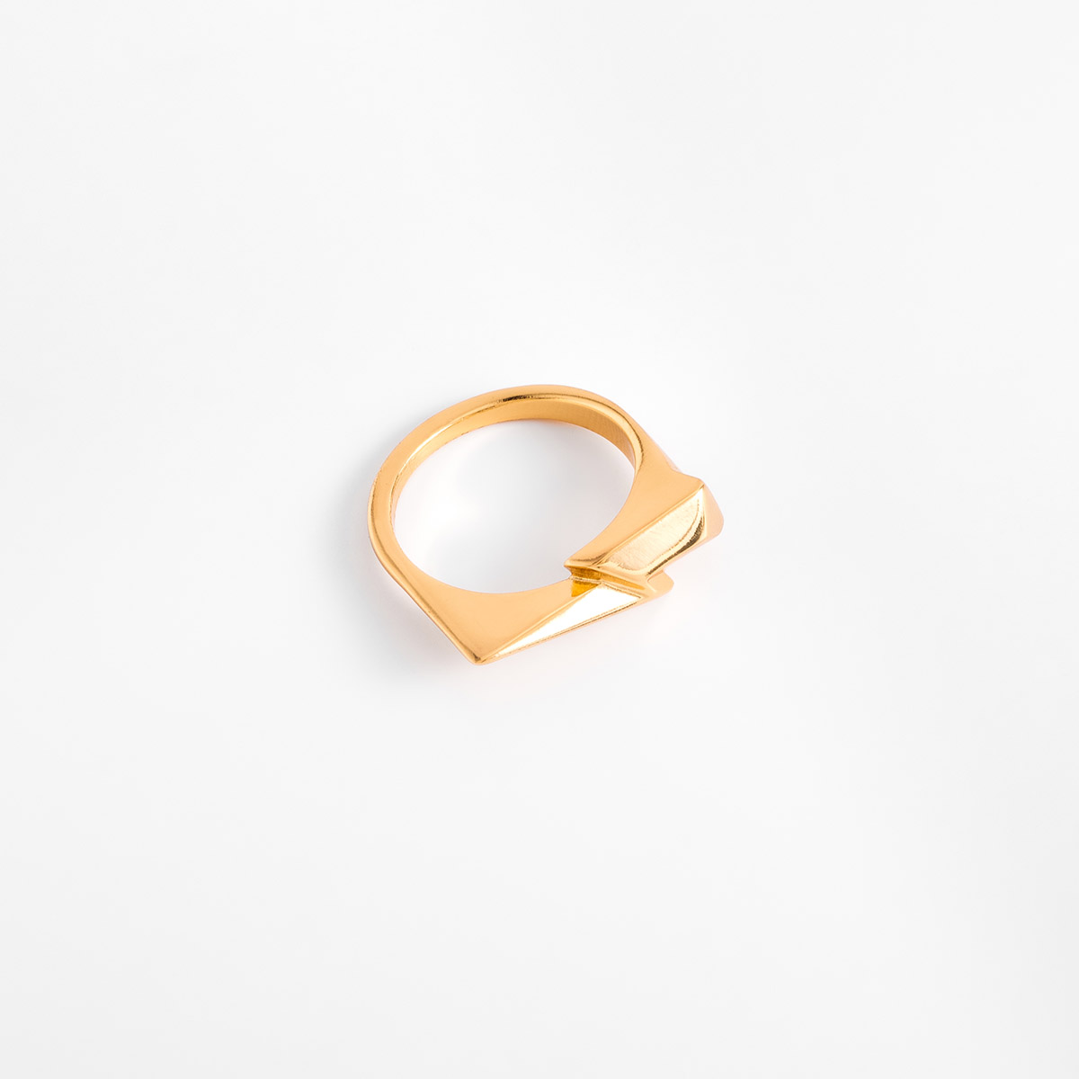 Anillo en baño de oro con diseño geométrico moderno