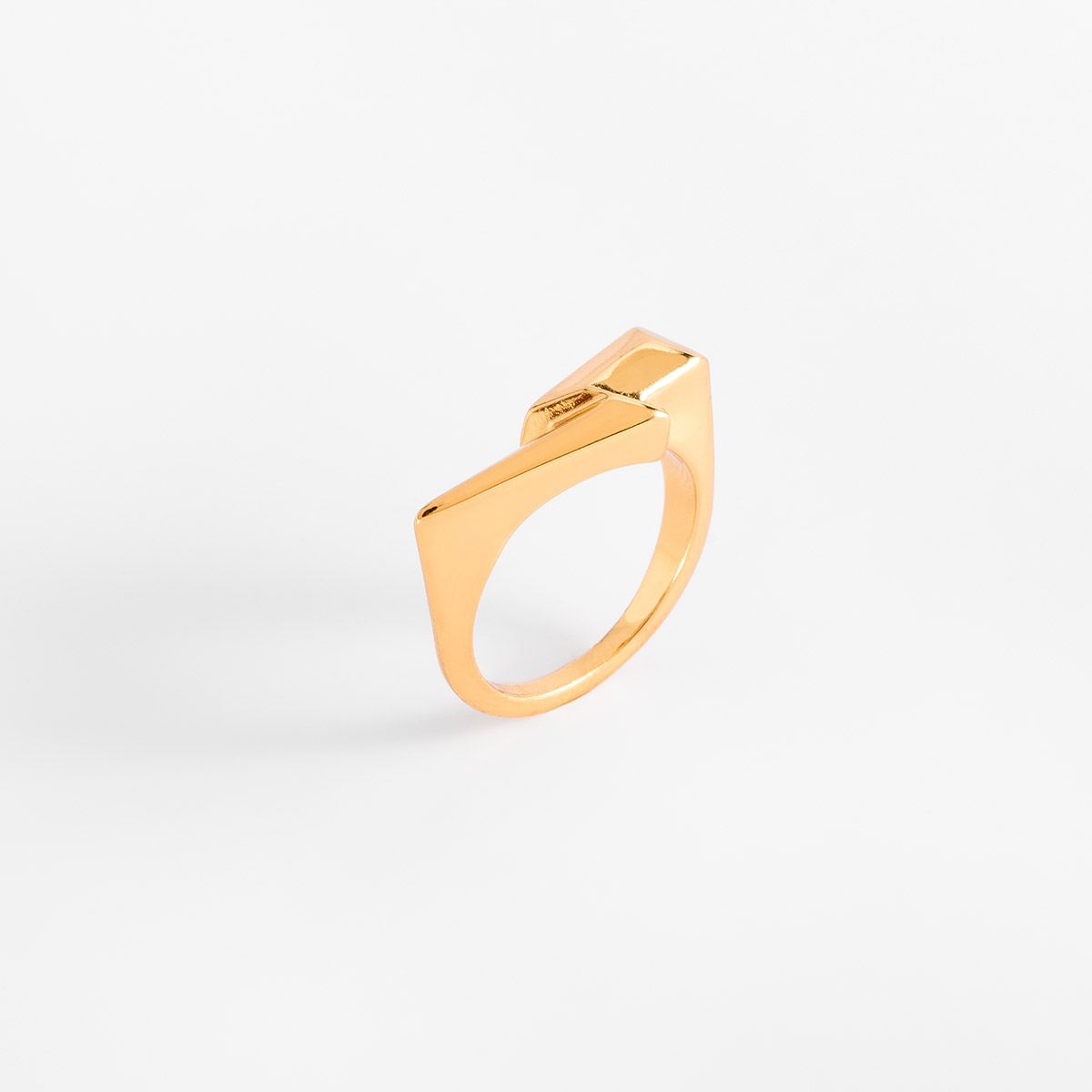 Anillo en baño de oro con diseño geométrico moderno