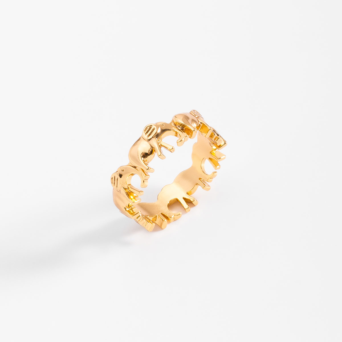 Descubre cómo este anillo en baño de oro con figuras de elefantes realza tu estilo con un toque distintivo y lleno de simbolismo.