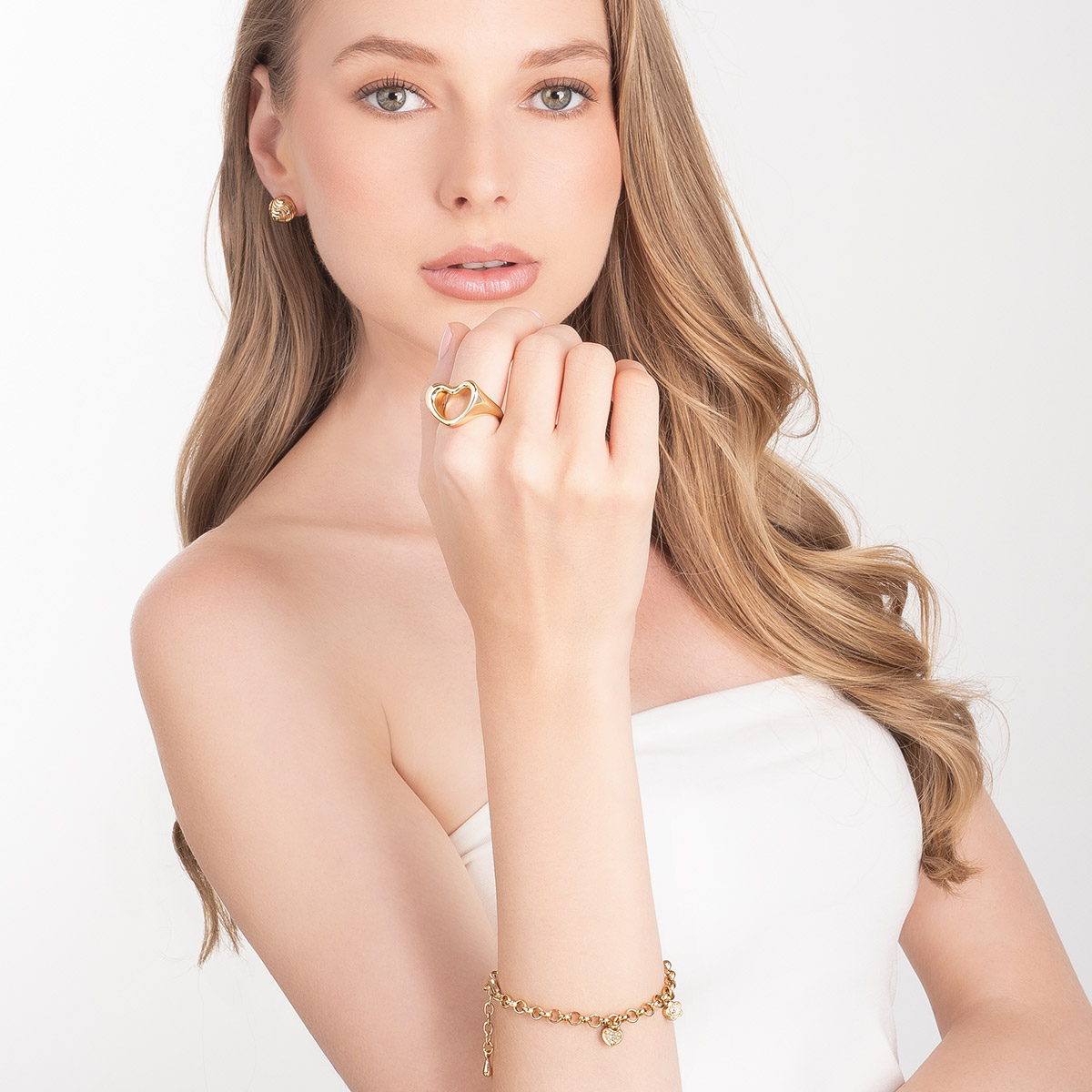 Anillo en baño de oro diseño corazón moderno calado