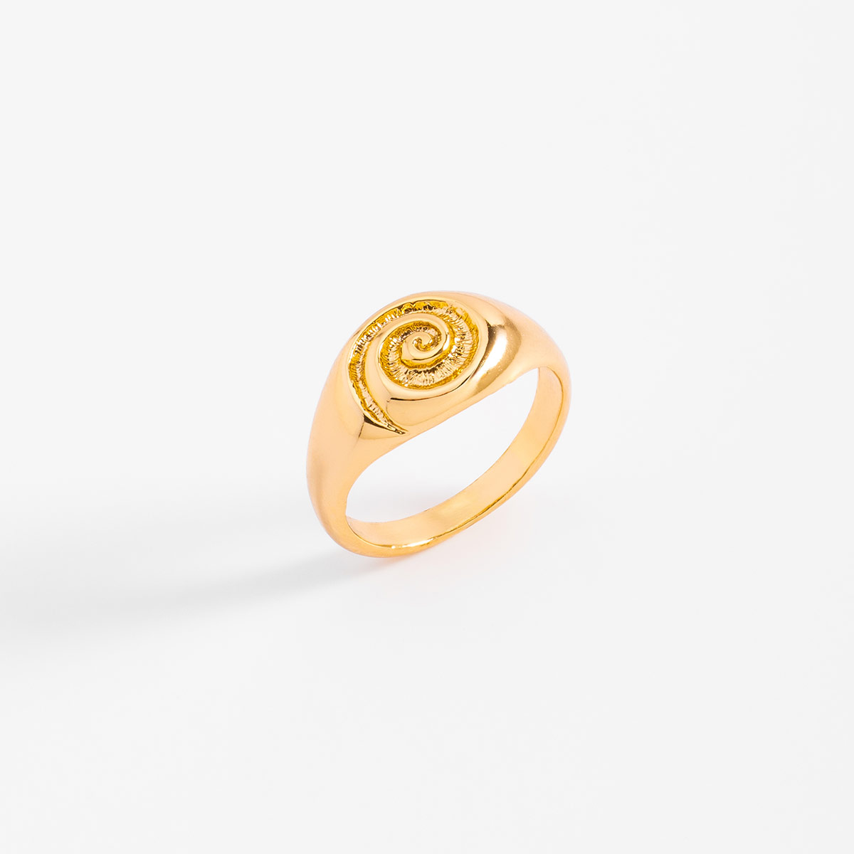 Anillo con baño de oro y diseño de espiral grabada que aporta un toque sofisticado que realza cualquier estilo personal.