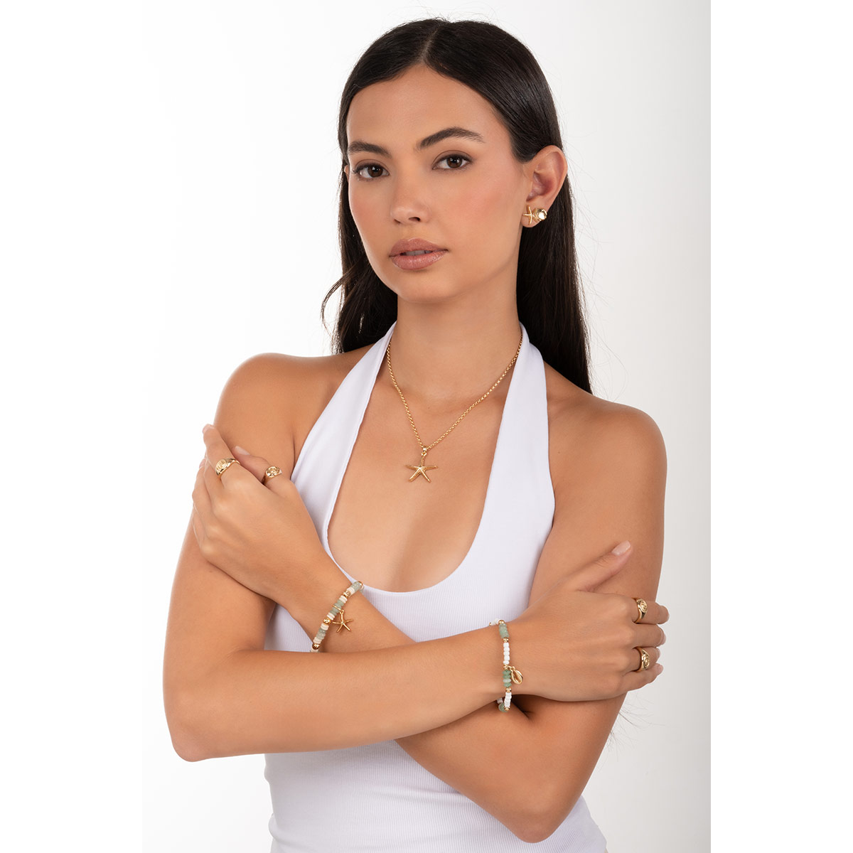 Anillo con baño de oro y diseño de espiral grabada que aporta un toque sofisticado que realza cualquier estilo personal.
