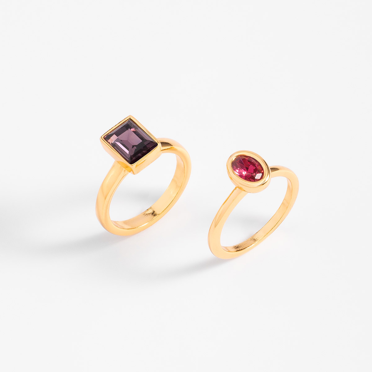 Anillos en baño de oro con piedras brillantes en tonos amatista y rosa, una propuesta moderna que suma color y distinción a tu estilo diario.