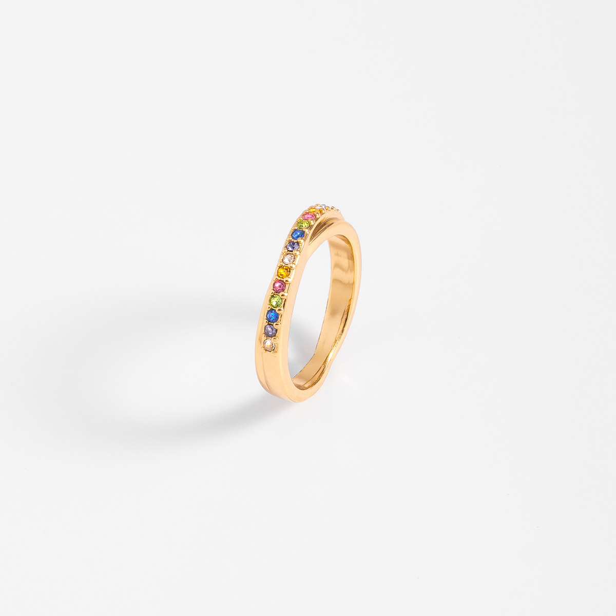 Anillo en baño de oro con diseño pulido y piedras en tonos vibrantes, un toque moderno que suma carisma y color a tu estilo.
