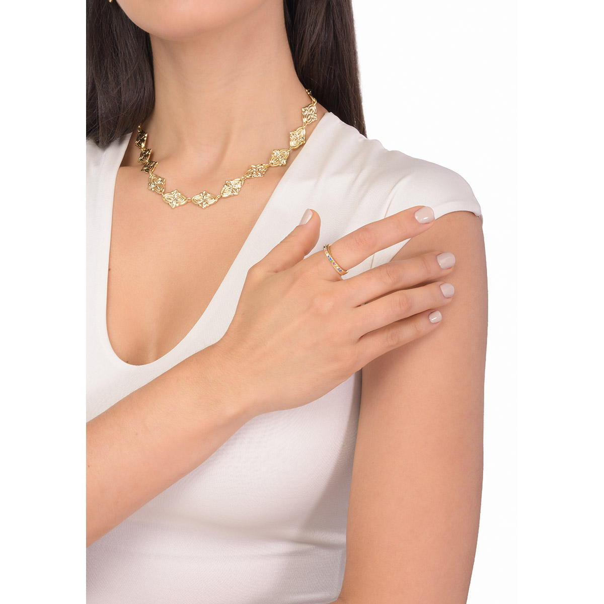 Anillo en baño de oro con diseño pulido y piedras en tonos vibrantes, un toque moderno que suma carisma y color a tu estilo.