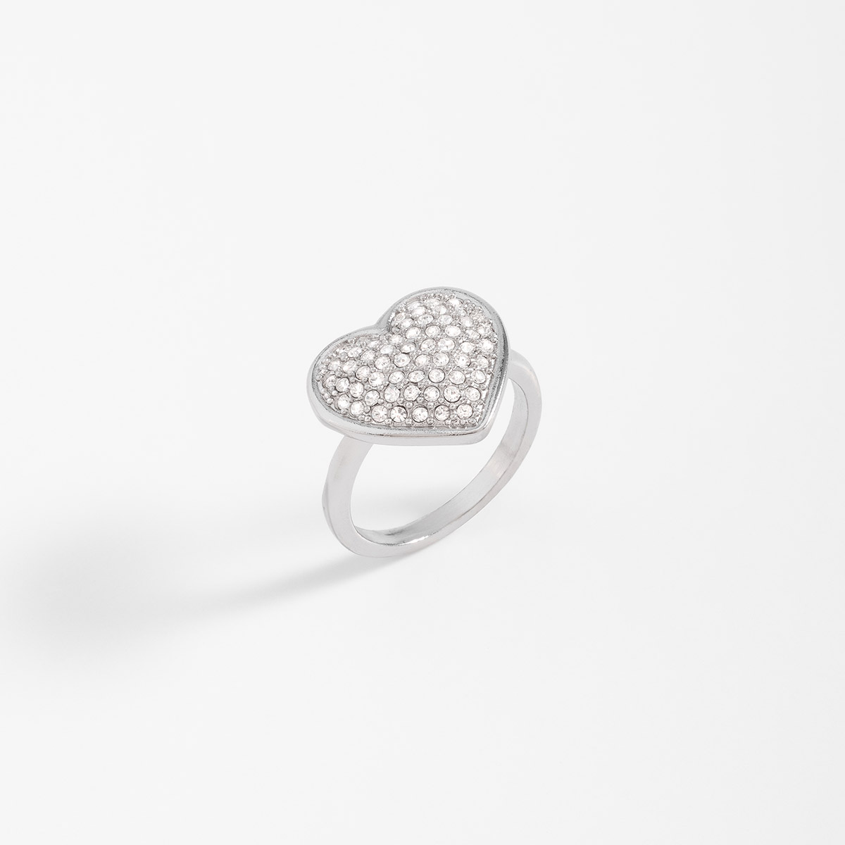Anillo en baño de rodio con forma de corazón cubierto de piedras en tono cristal