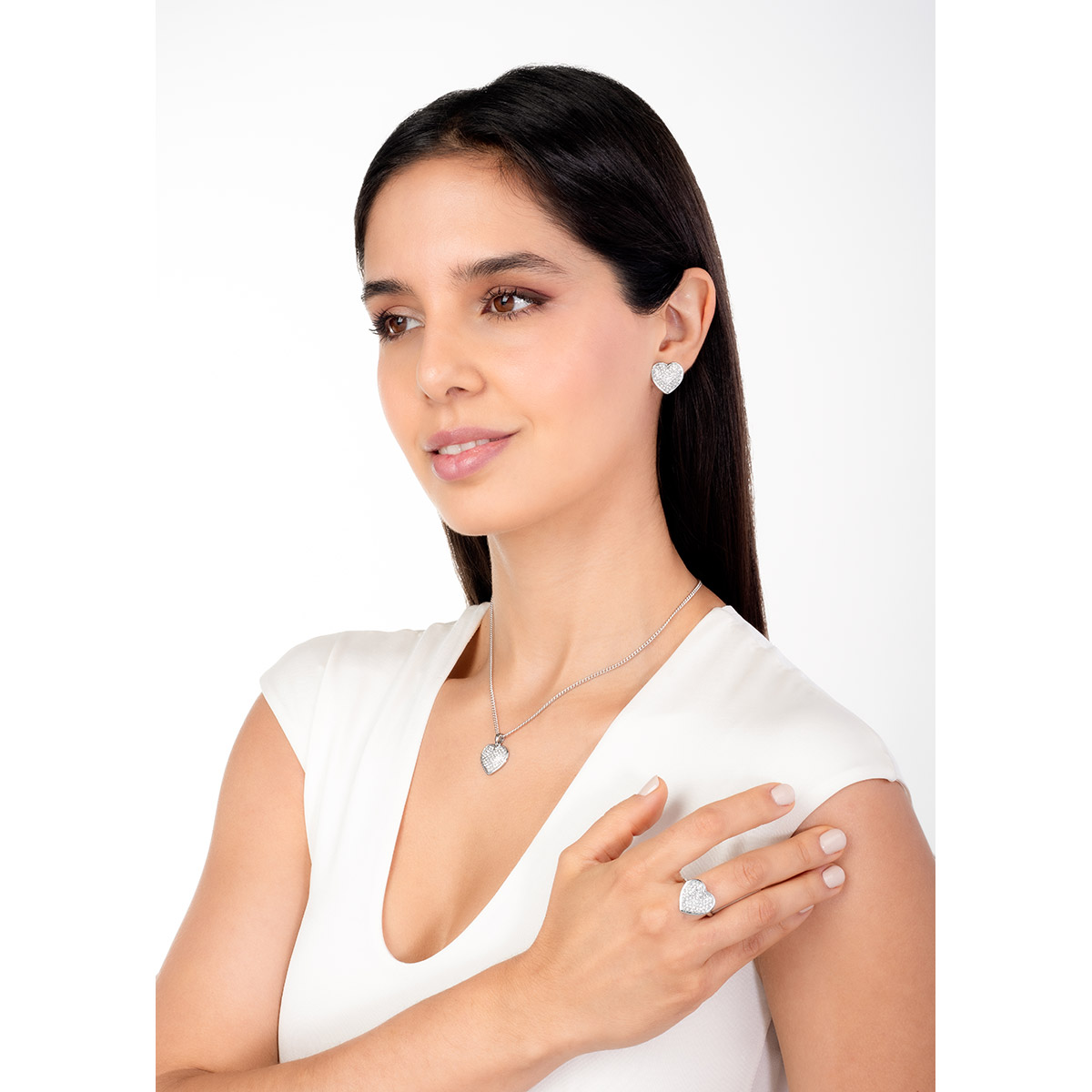 Anillo en baño de rodio con forma de corazón cubierto de piedras en tono cristal